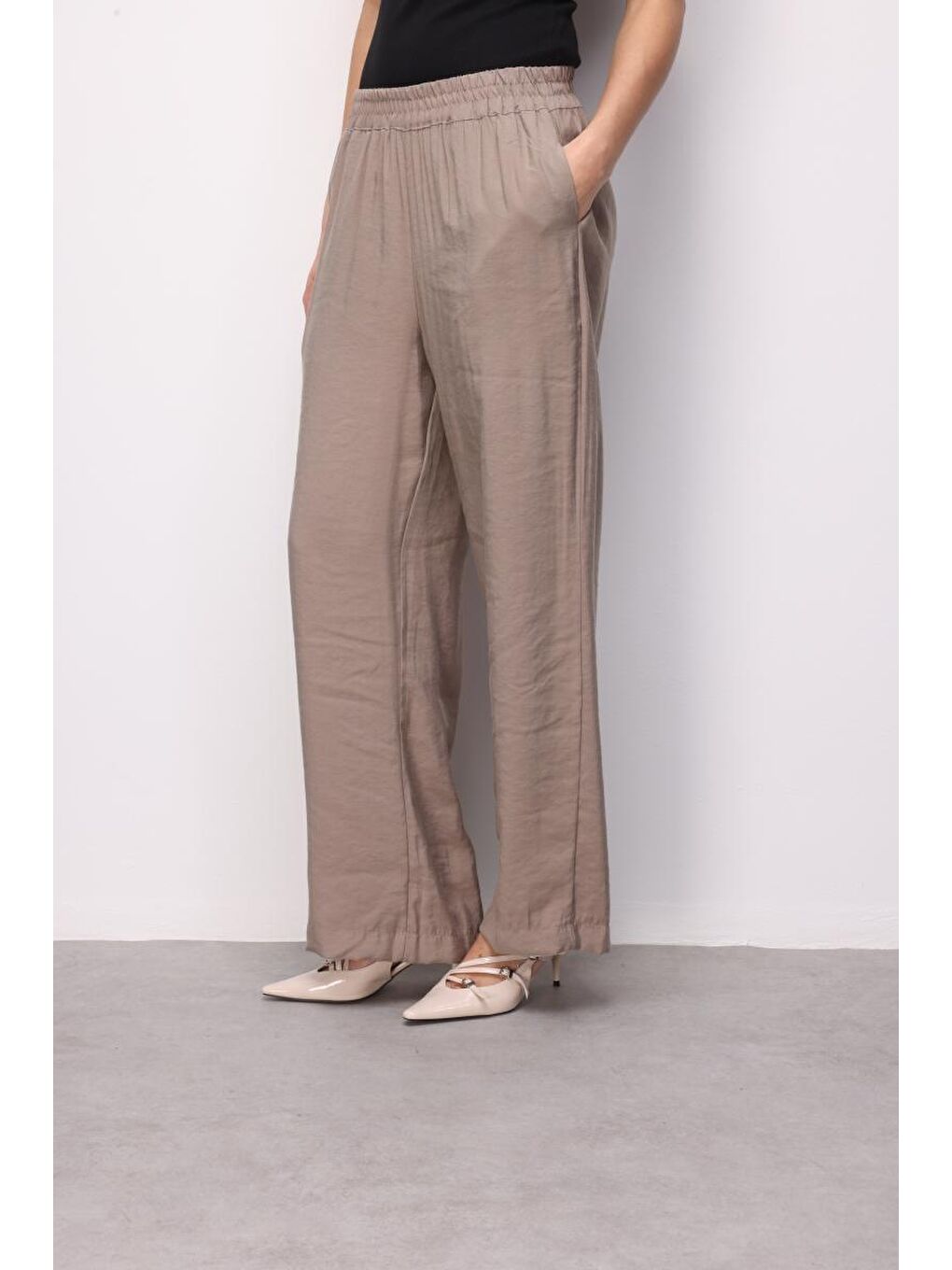 Modal Dokulu Lastikli Bej Rengi Rahat Pantolon-2