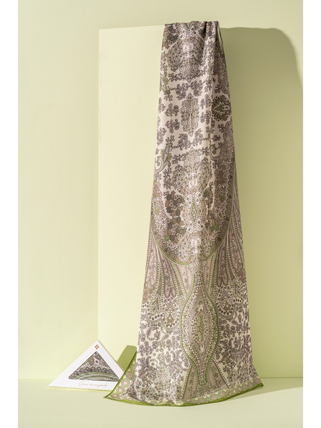 Yeşil Kadın Etnik Desen Soft Alinda Şal