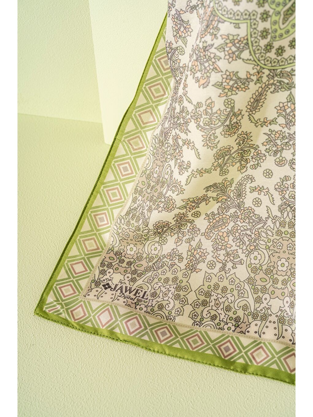 Yeşil Kadın Etnik Desen Soft Alinda Şal-1