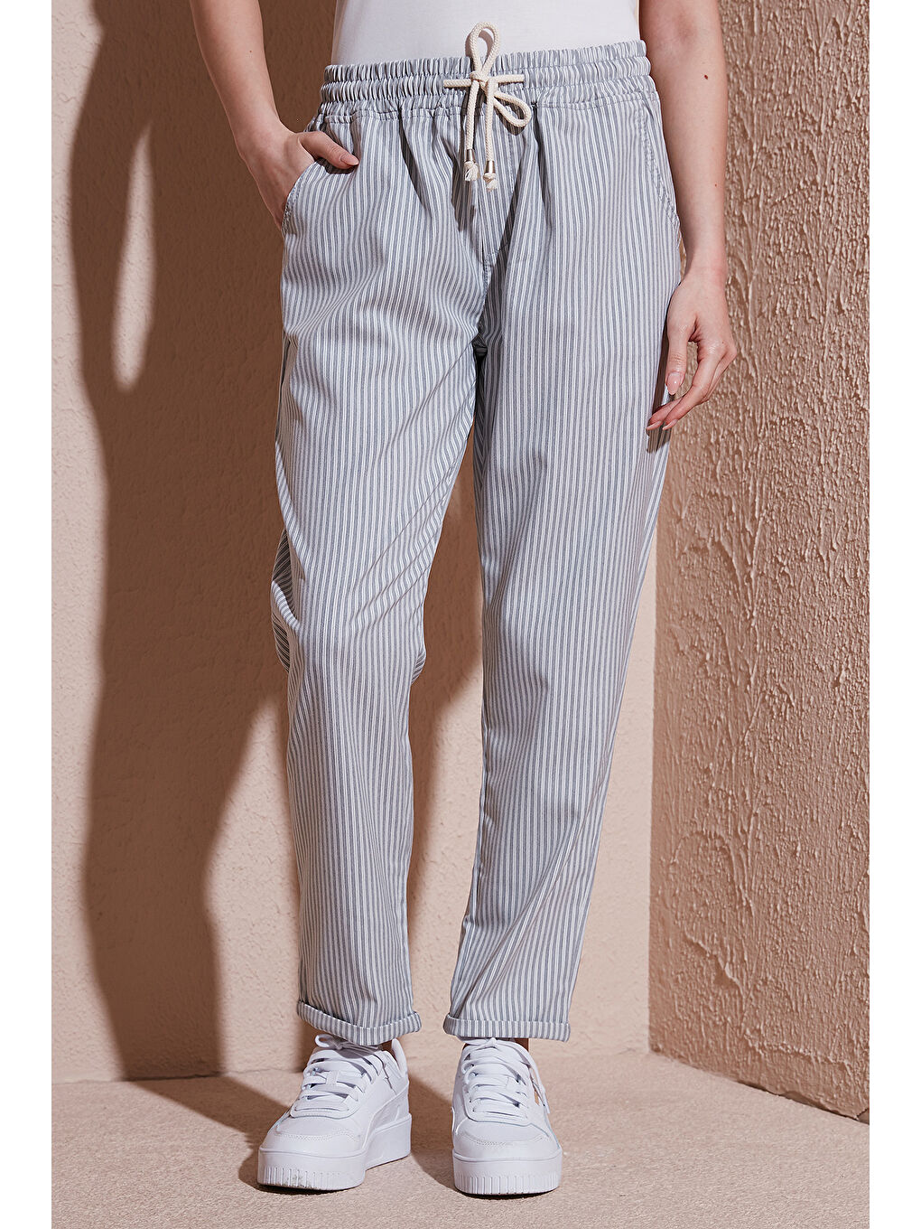 Gri Comfort Fit Lastikli Çizgili Pantolon 25Y0344K1