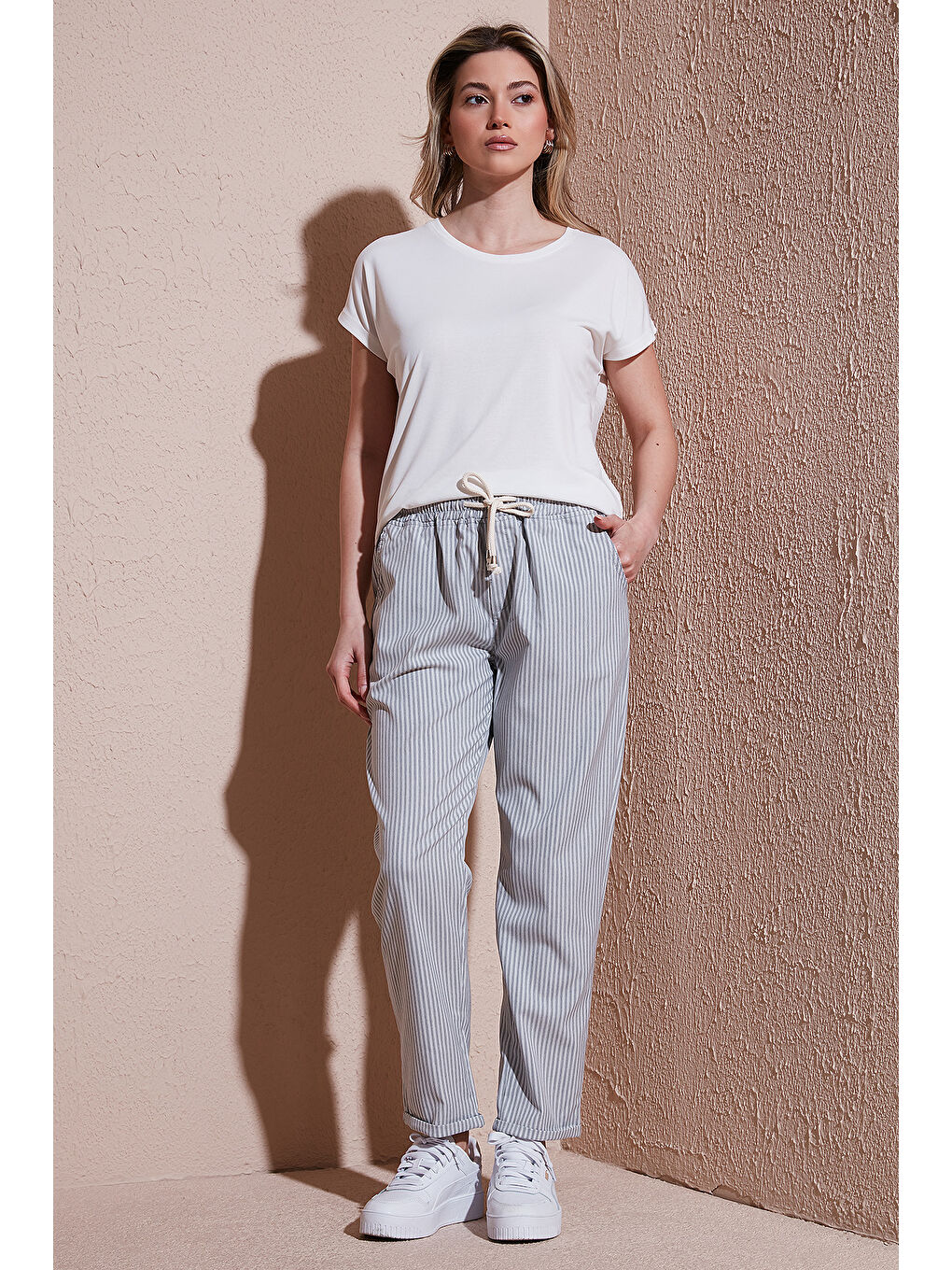 Gri Comfort Fit Lastikli Çizgili Pantolon 25Y0344K1-1