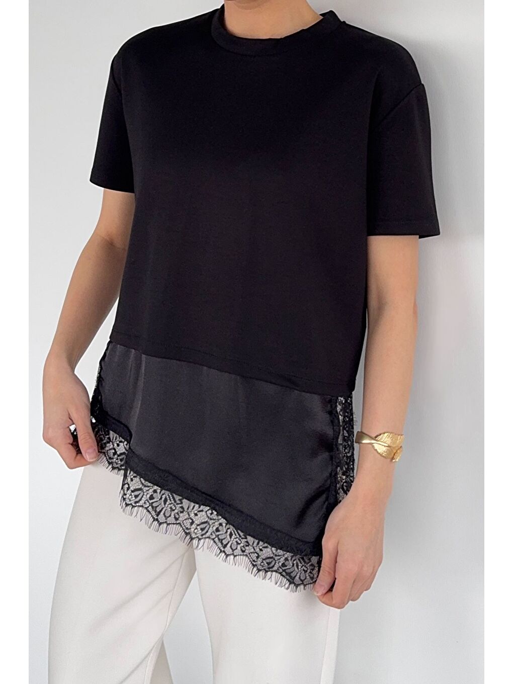 Siyah Kadın Bisiklet Yaka Saten Ve Güpür Garnili Bluz-1