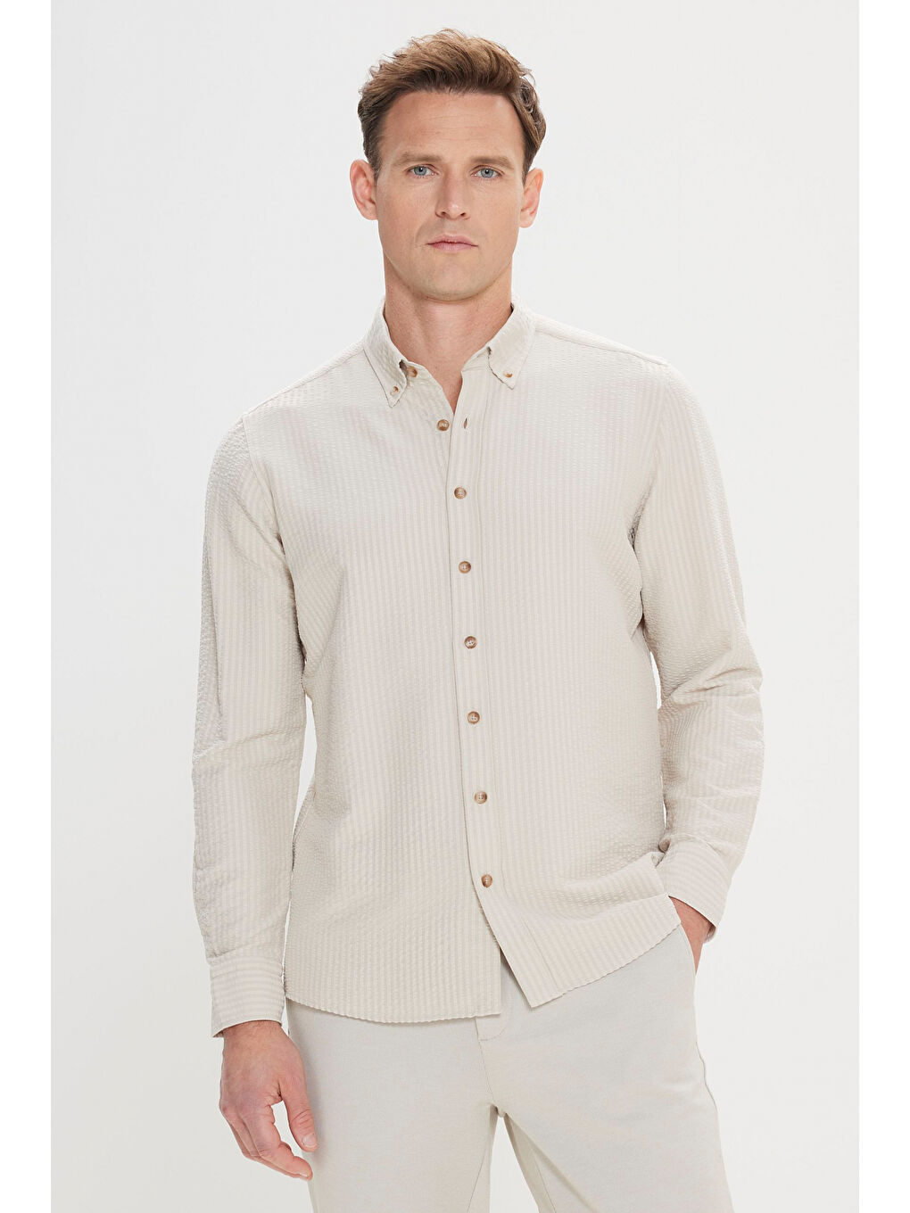 Erkek Bej Slim Fit Dar Kesim Keten Görünümlü Gofre Desenli Düğmeli Yaka Gömlek
