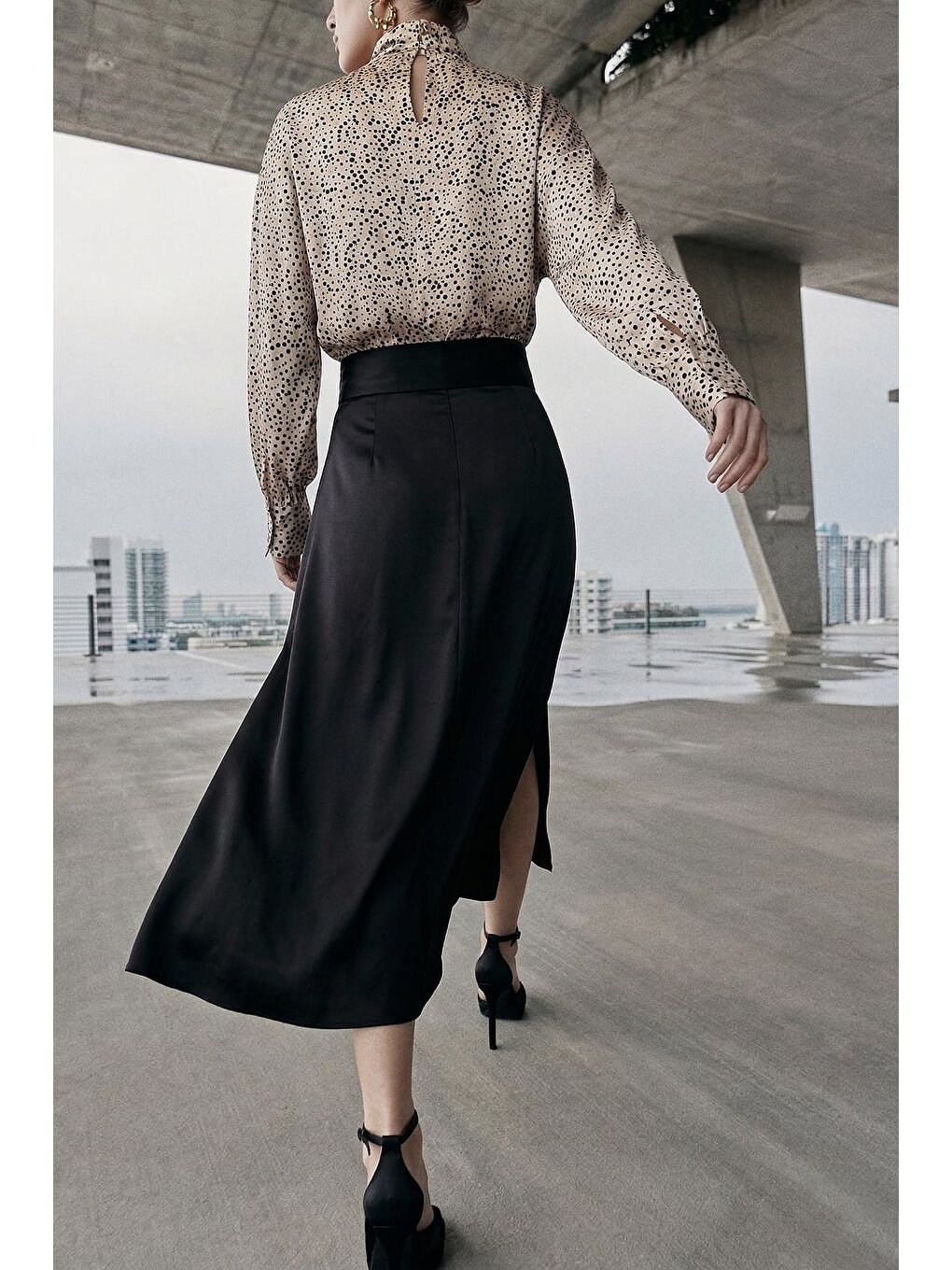 Küçük Puantiye Desenli Bluz - Bej-2