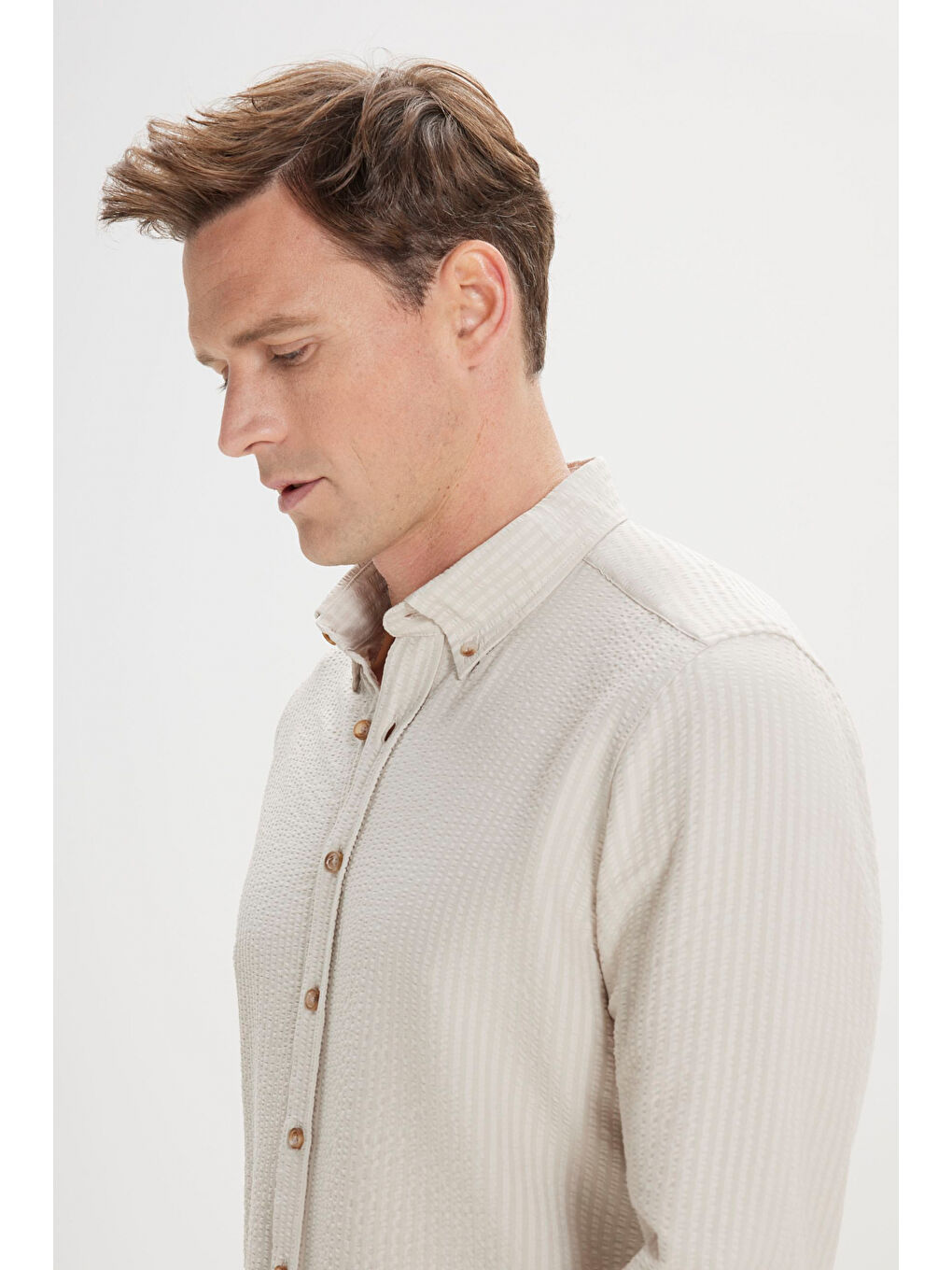 Erkek Bej Slim Fit Dar Kesim Keten Görünümlü Gofre Desenli Düğmeli Yaka Gömlek-3