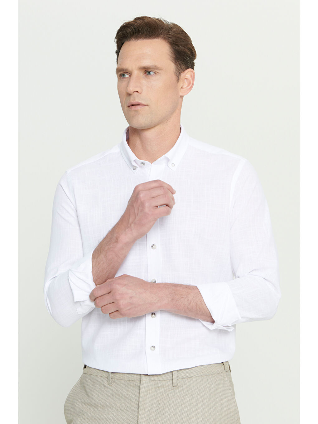 Erkek Beyaz Slim Fit Dar Kesim Düğmeli Yaka Keten Görünümlü %100 Pamuk Flamlı Gömlek