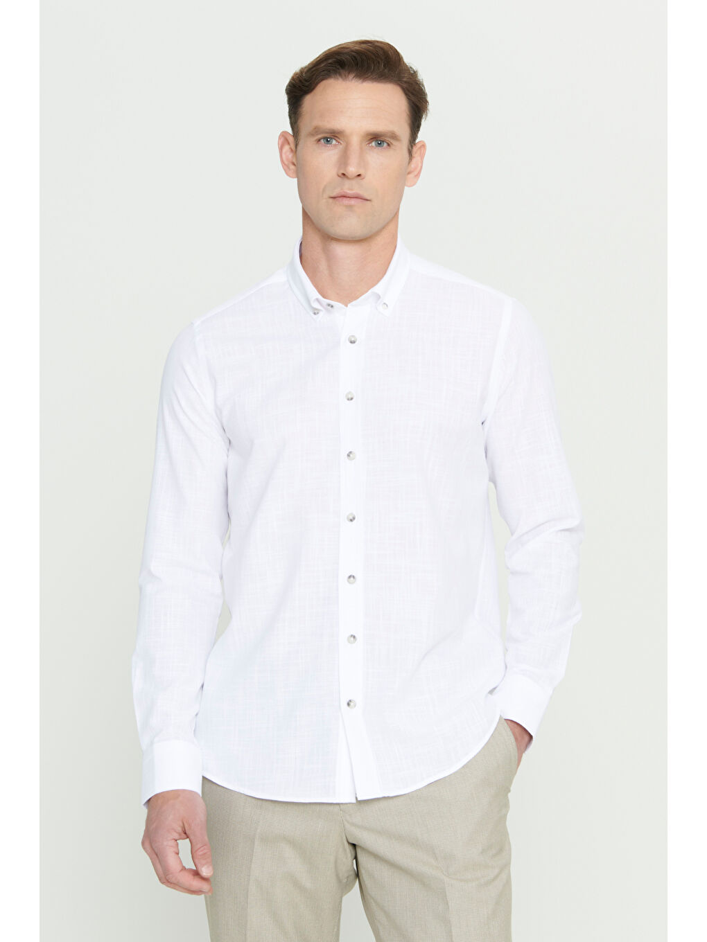 Erkek Beyaz Slim Fit Dar Kesim Düğmeli Yaka Keten Görünümlü %100 Pamuk Flamlı Gömlek-1