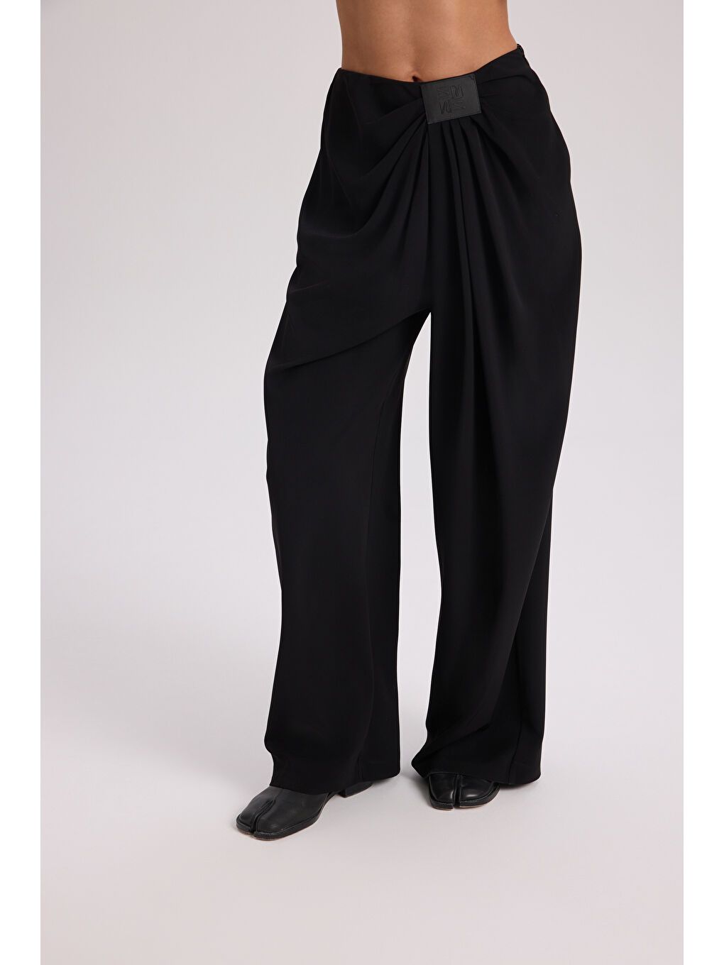 Loose Pile Detaylı Siyah Dökümlü Pantolon-2