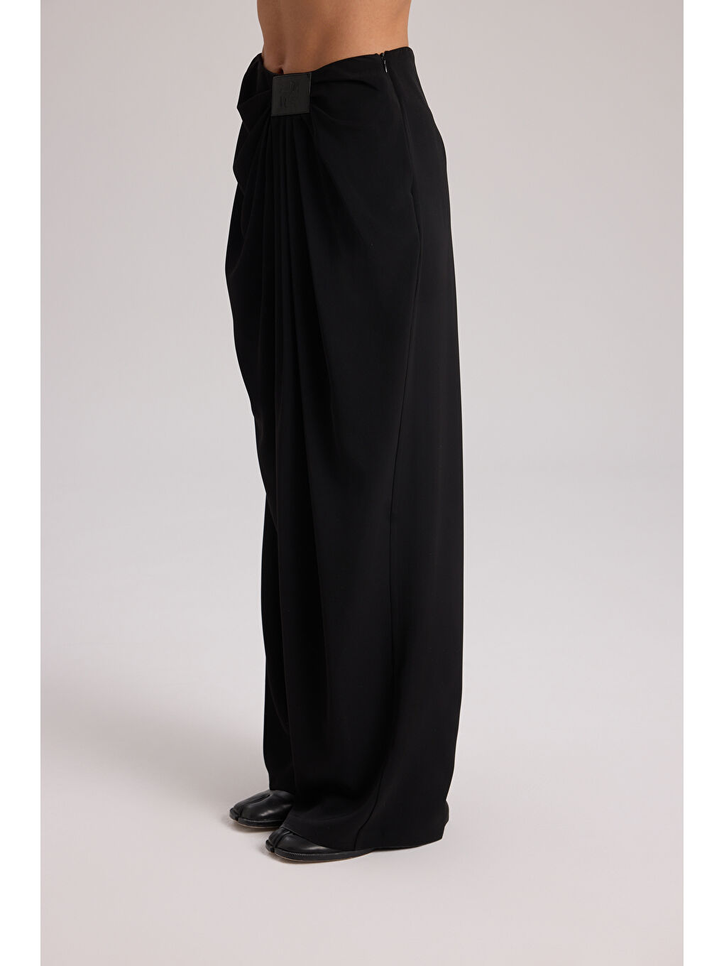 Loose Pile Detaylı Siyah Dökümlü Pantolon-3