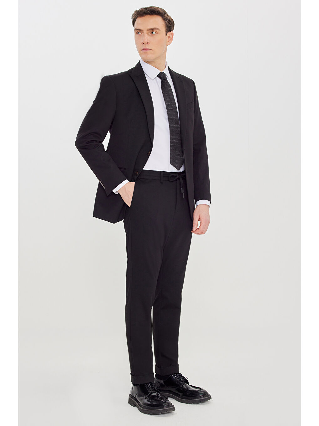Erkek Siyah Slim Fit Kırlangıç Yaka Beli Bağlamalı Yan Cepli Takım Elbise