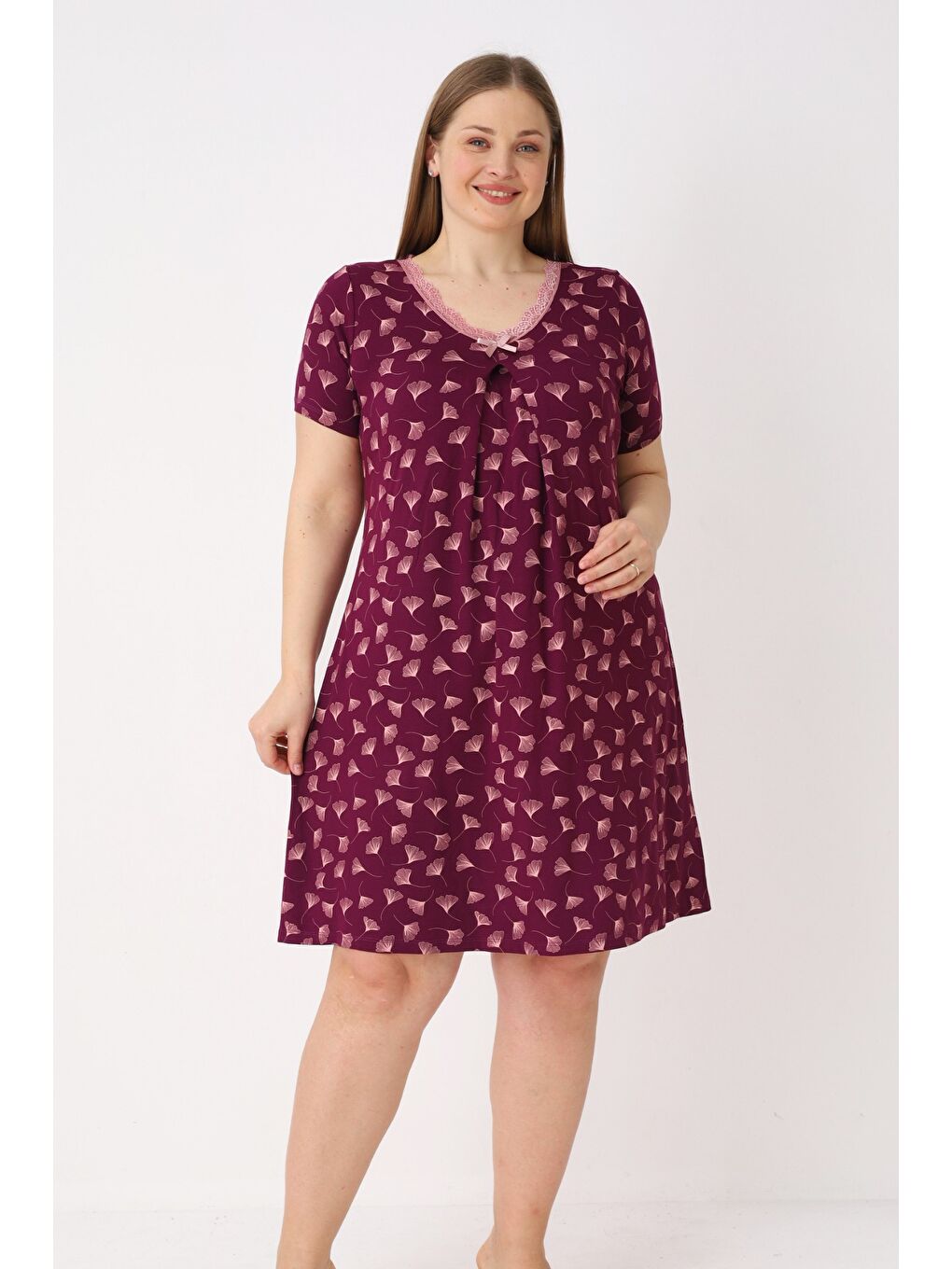 Mor Kadın Büyük Beden Desenli Elastanlı V Yaka Dantelli Fiyonklu Kısa Kollu Gecelik