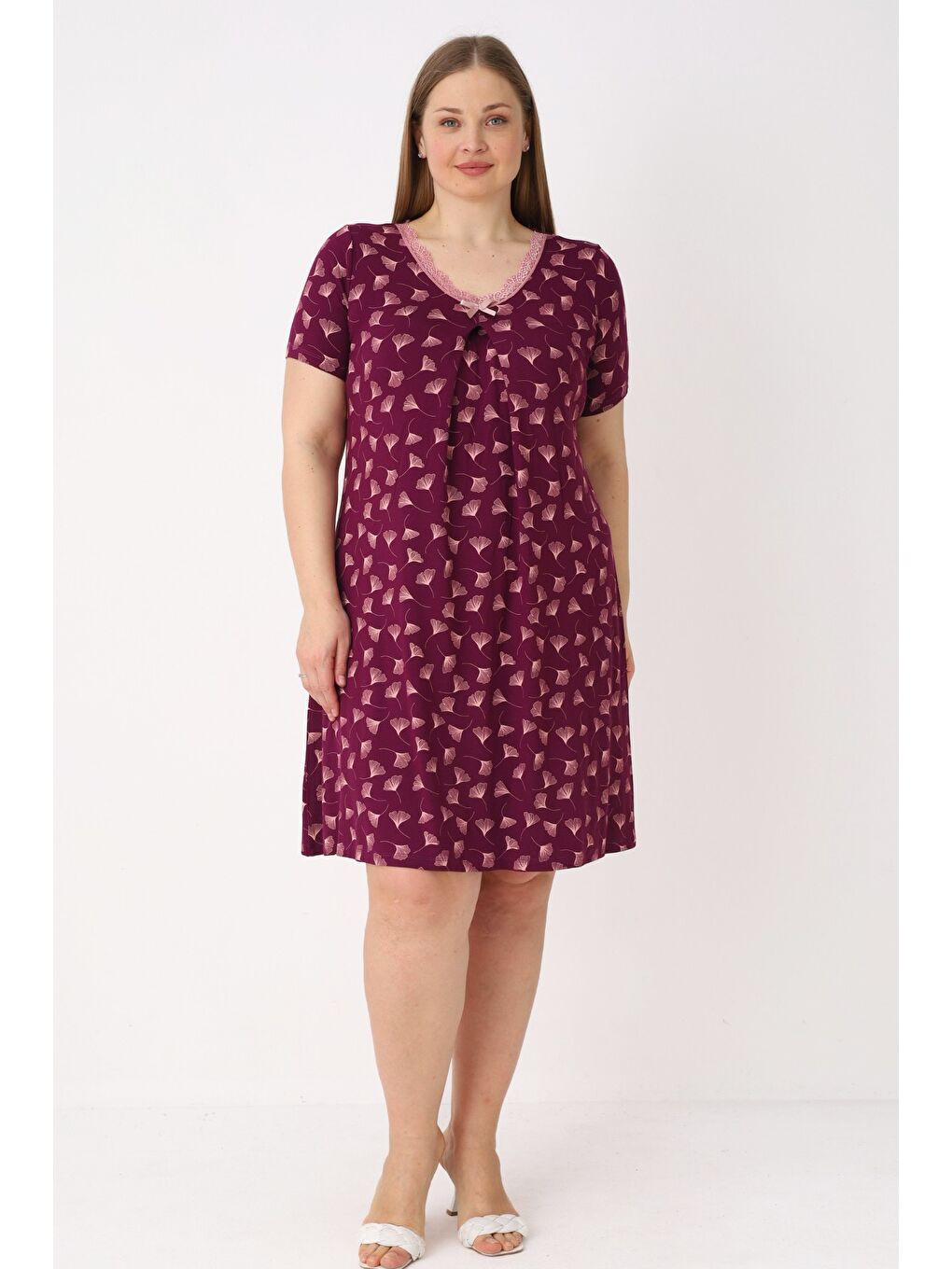 Mor Kadın Büyük Beden Desenli Elastanlı V Yaka Dantelli Fiyonklu Kısa Kollu Gecelik-1