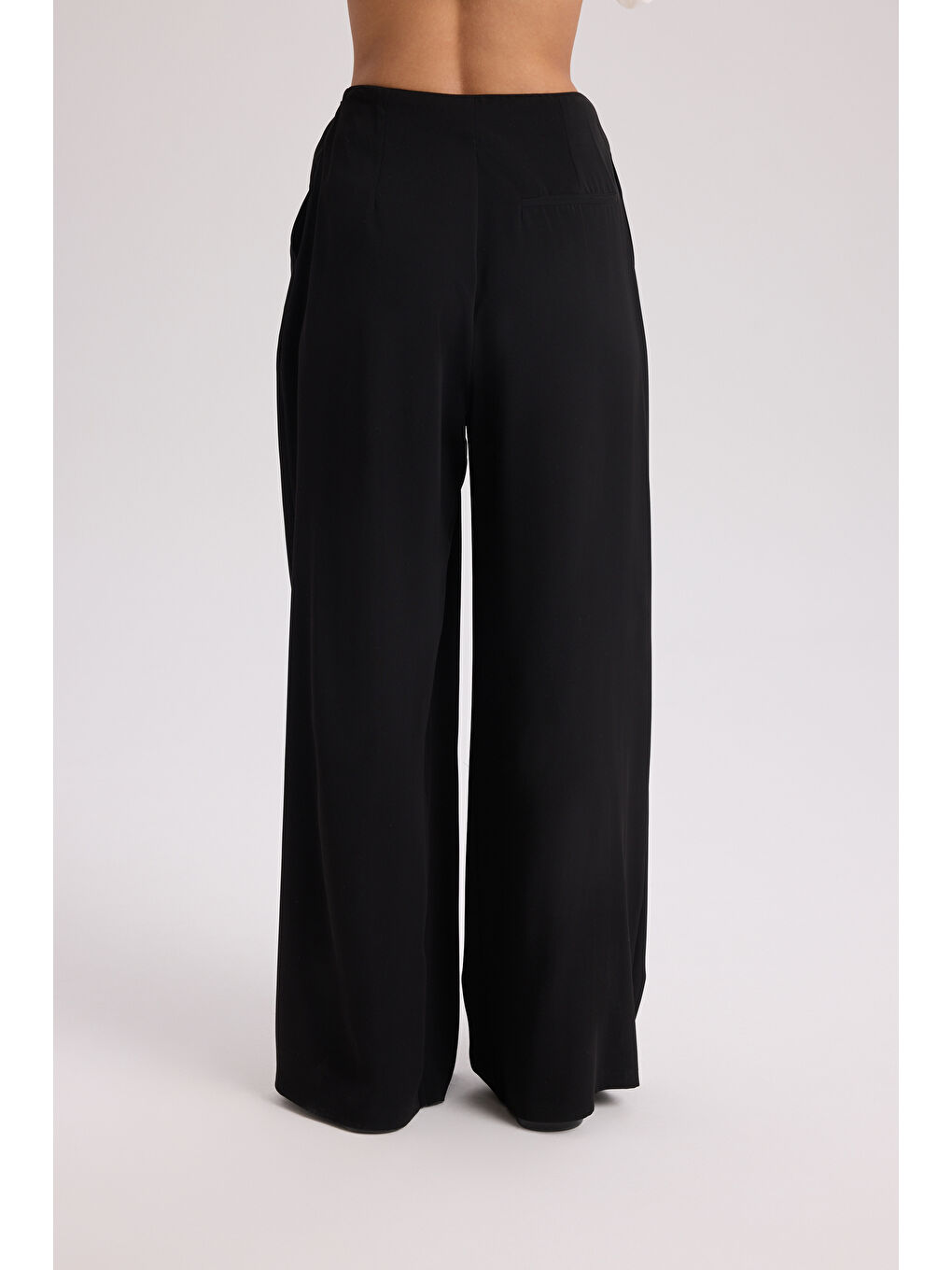 Loose Pile Detaylı Siyah Dökümlü Pantolon-4