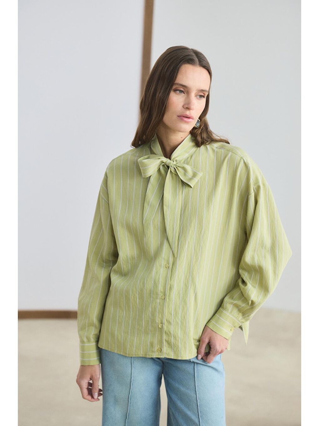 Yeşil Fularlı Çizgili Gömlek Olive