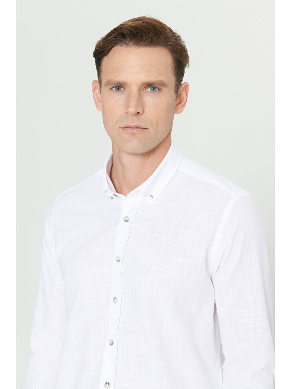 Erkek Beyaz Slim Fit Dar Kesim Düğmeli Yaka Keten Görünümlü %100 Pamuk Flamlı Gömlek-4