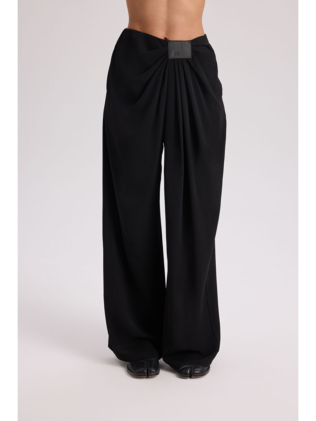 Loose Pile Detaylı Siyah Dökümlü Pantolon-6