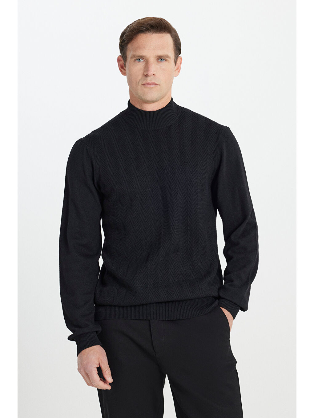 Erkek Siyah Standart Fit Normal Kesim Yarım Balıkçı Yaka Jakarlı Yün Triko Kazak