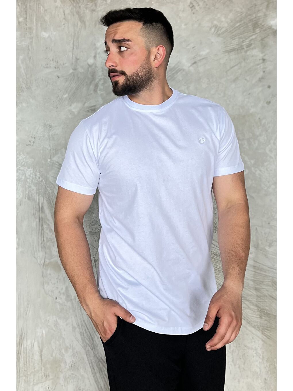 Beyaz Bisiklet Yaka Nakışlı Erkek Tişört-1