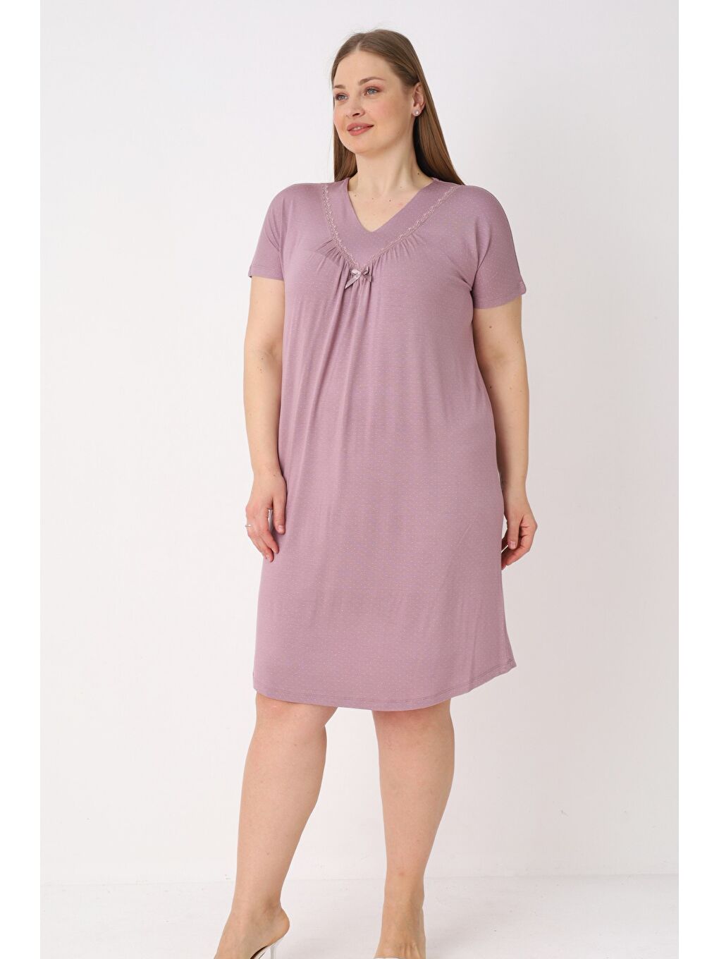 Pembe Puantiyeli Kısa Kollu Fiyonk Detaylı Elastanlı V Yaka Kadın Büyük Beden Gecelik-1