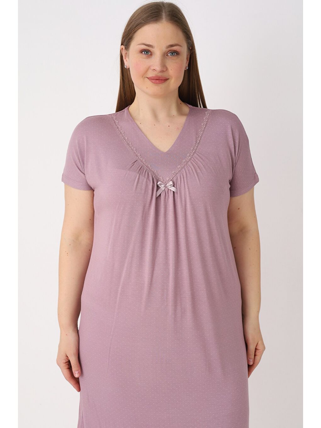 Pembe Puantiyeli Kısa Kollu Fiyonk Detaylı Elastanlı V Yaka Kadın Büyük Beden Gecelik-2