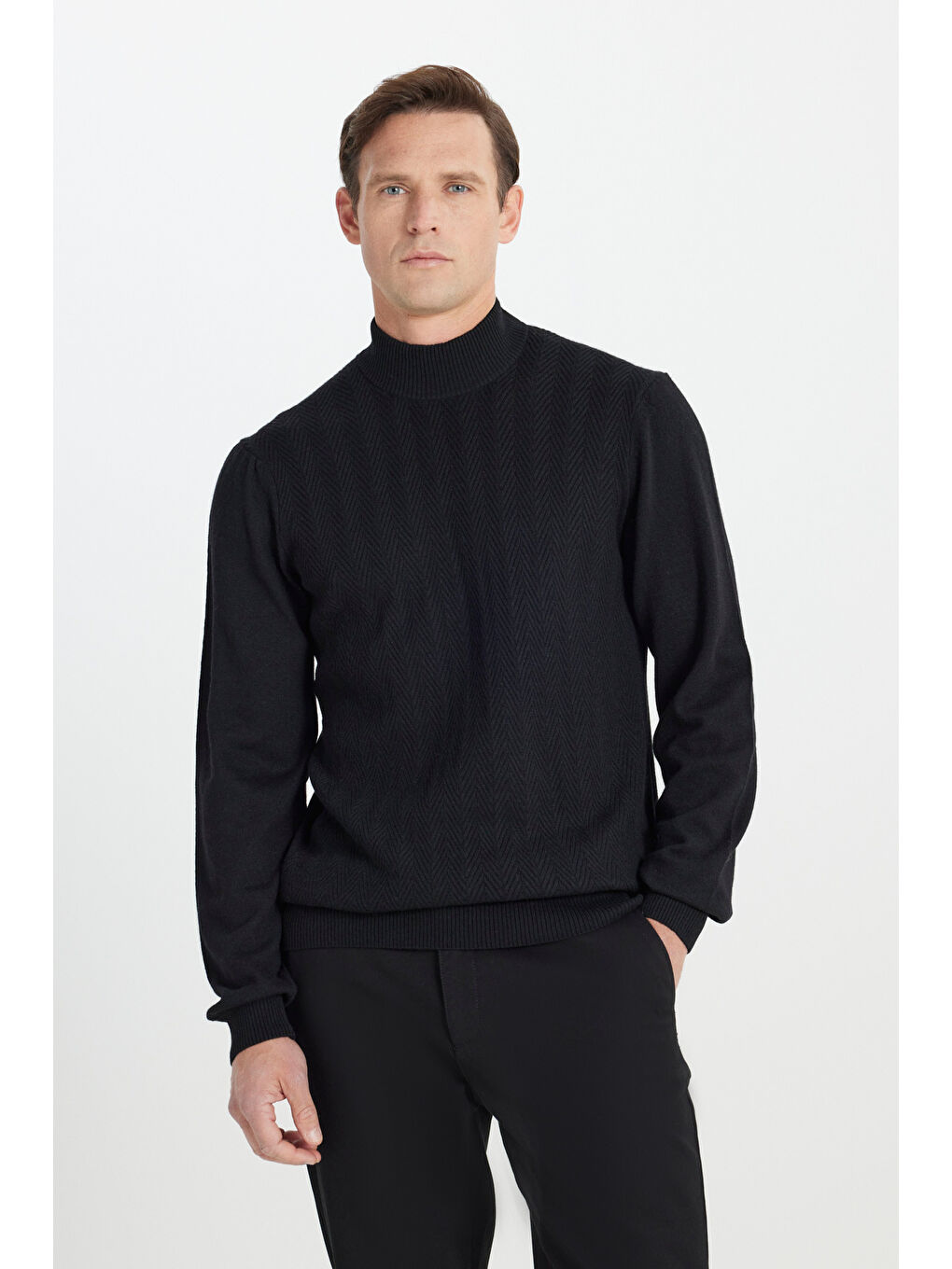 Erkek Siyah Standart Fit Normal Kesim Yarım Balıkçı Yaka Jakarlı Yün Triko Kazak-2