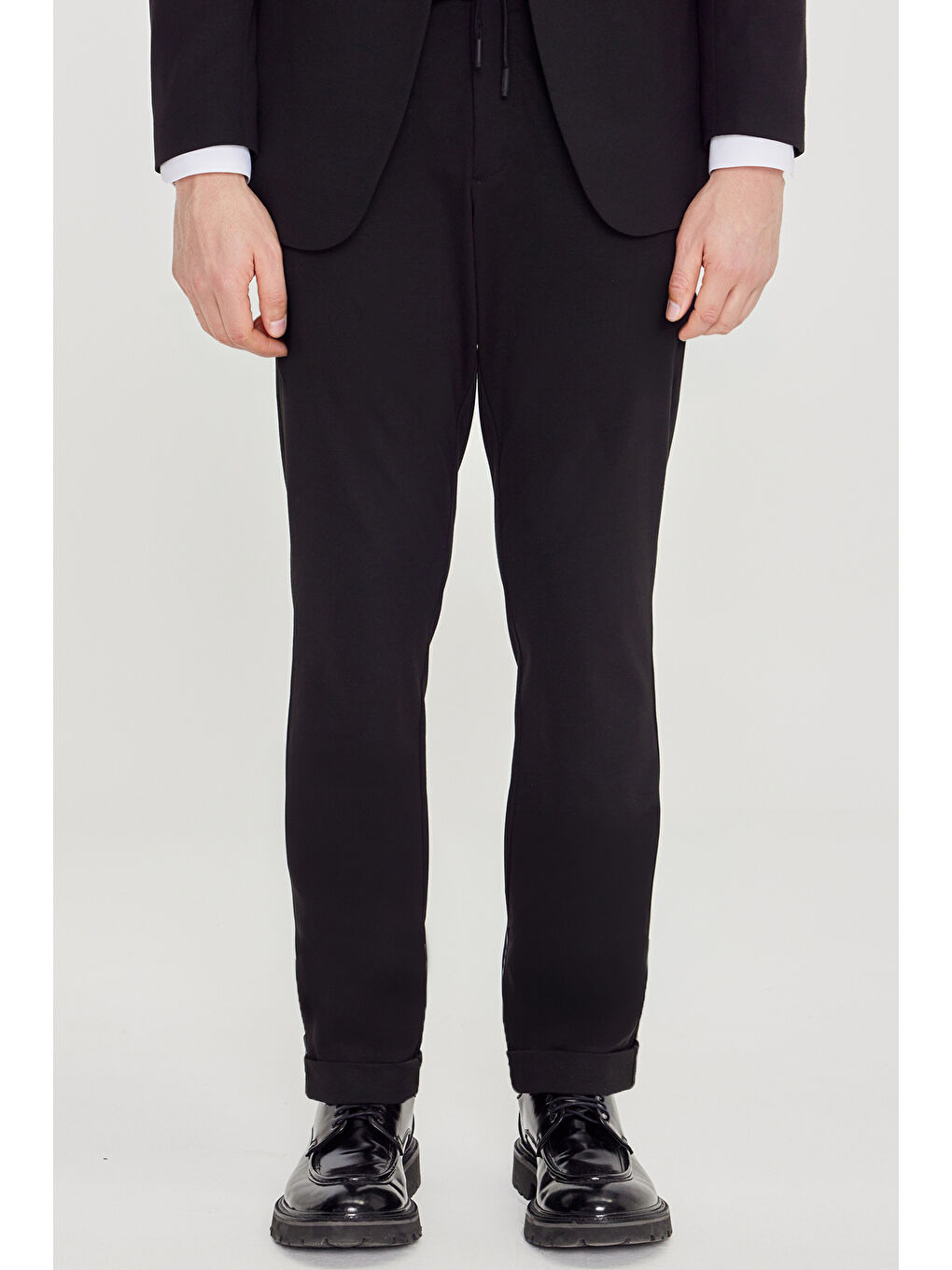 Erkek Siyah Slim Fit Kırlangıç Yaka Beli Bağlamalı Yan Cepli Takım Elbise-4