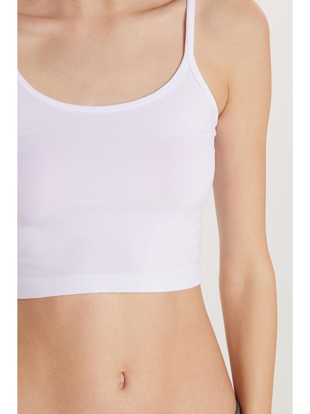 Kadın Slim Fit Dar Kesim İnce Askılı U Yaka Beyaz Crop Atlet-1