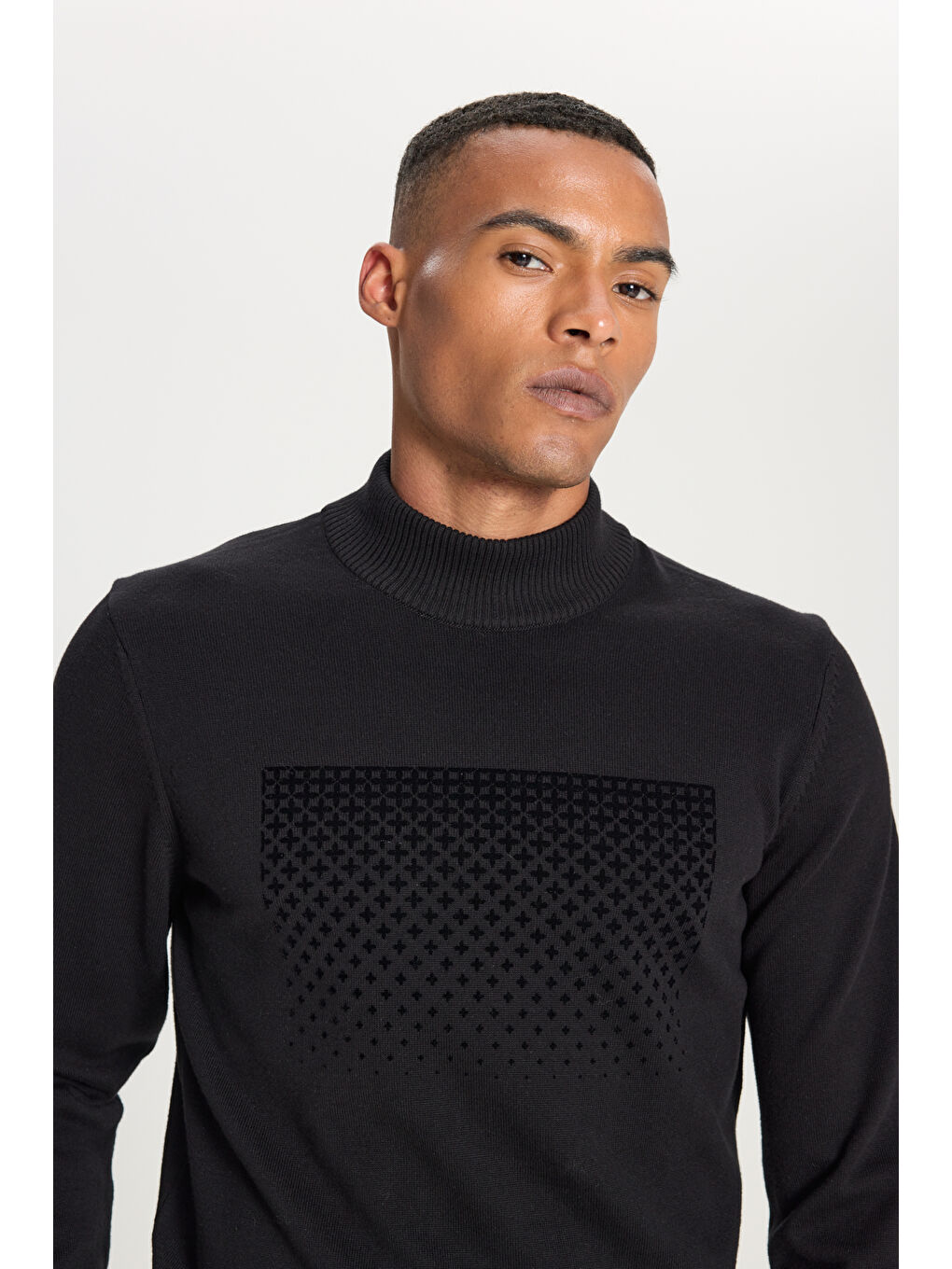 Erkek Siyah %100 Pamuk Standart Fit Yarım Balıkçı Yaka Baskılı Triko Kazak-3