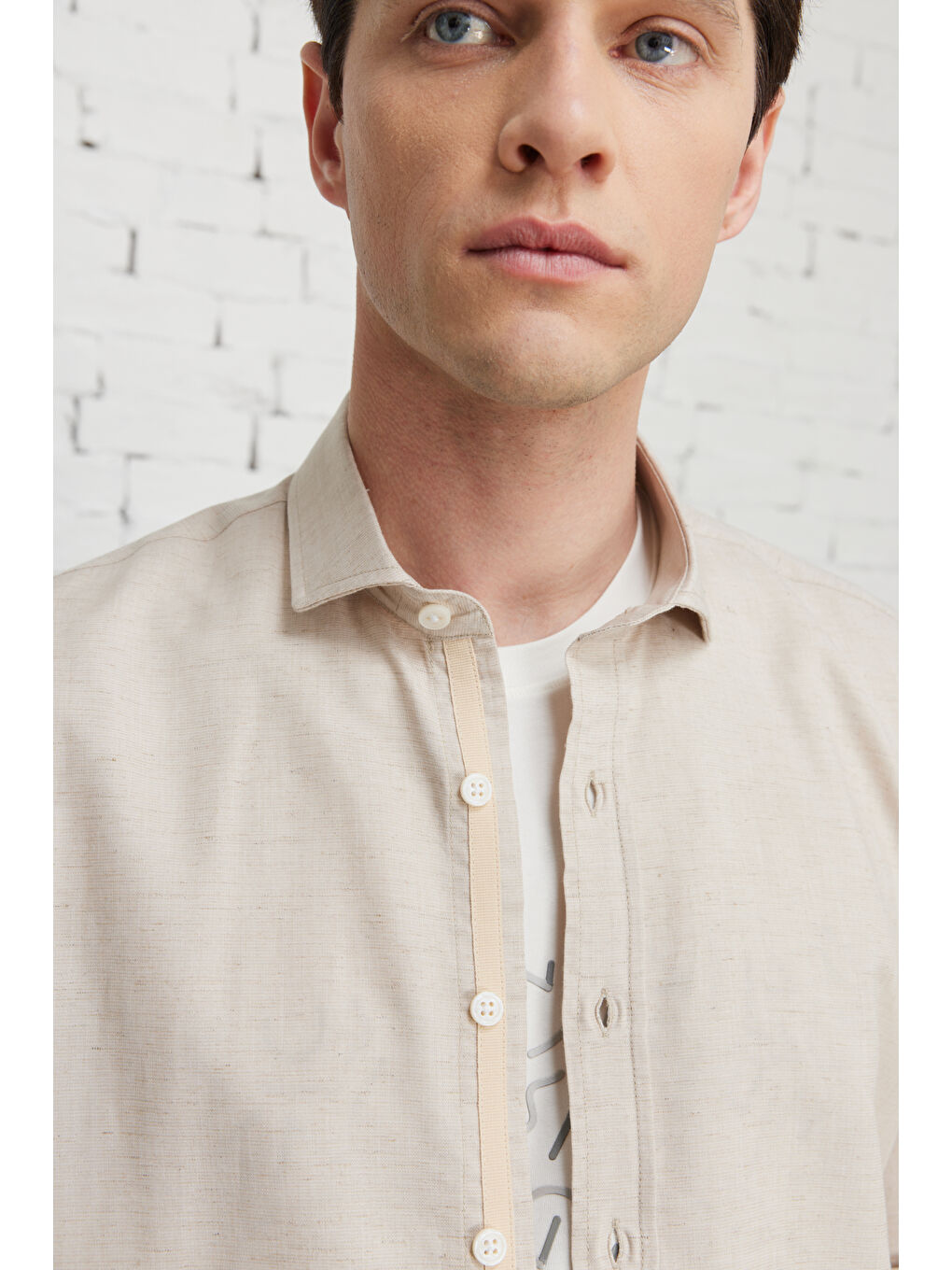 Erkek Bej Slim Fit Dar Kesim Küçük İtalyan Yaka Pamuklu Flamlı Gömlek-2