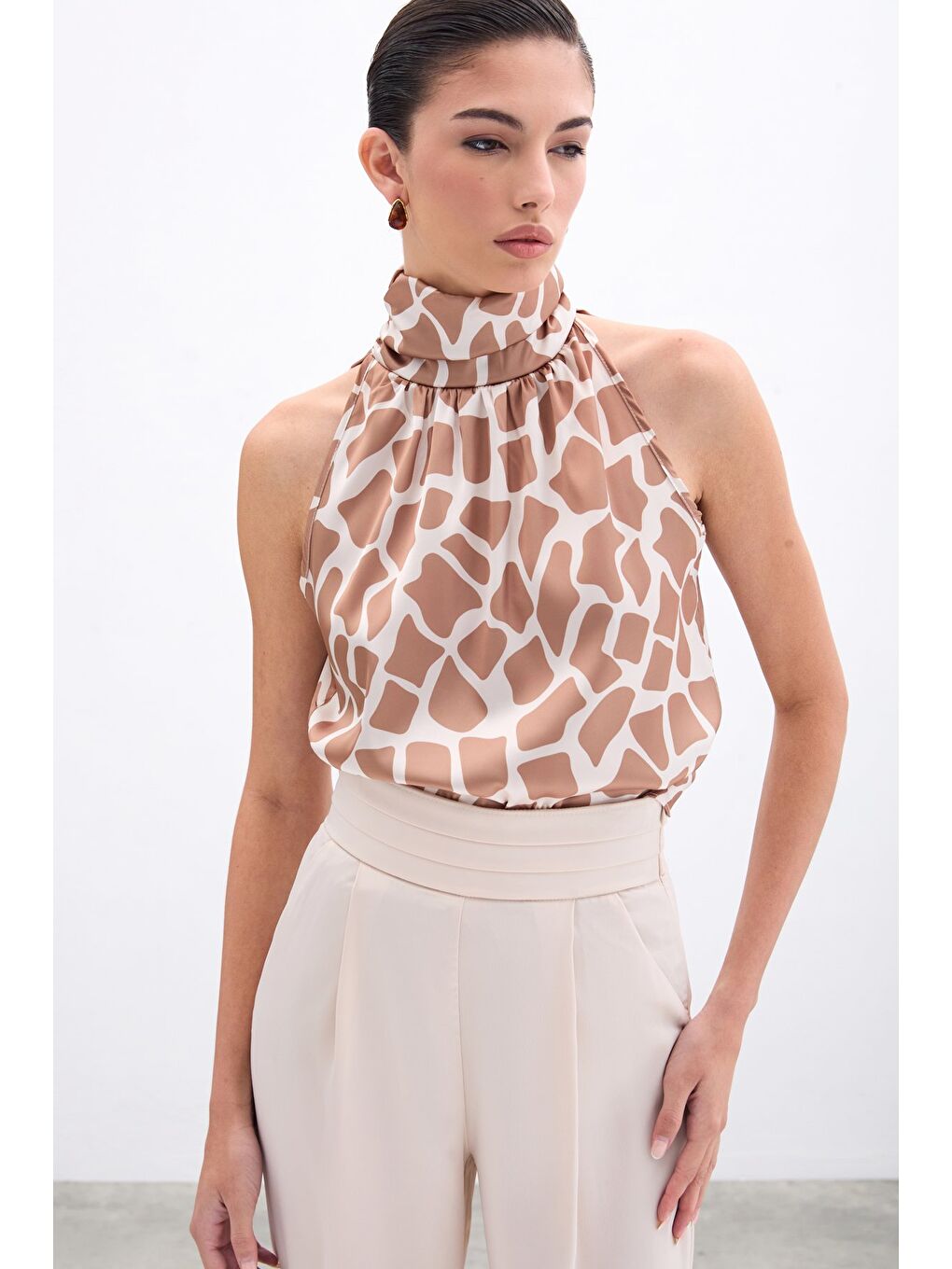 Boğazlı Kolsuz Bluz - Bej-Camel