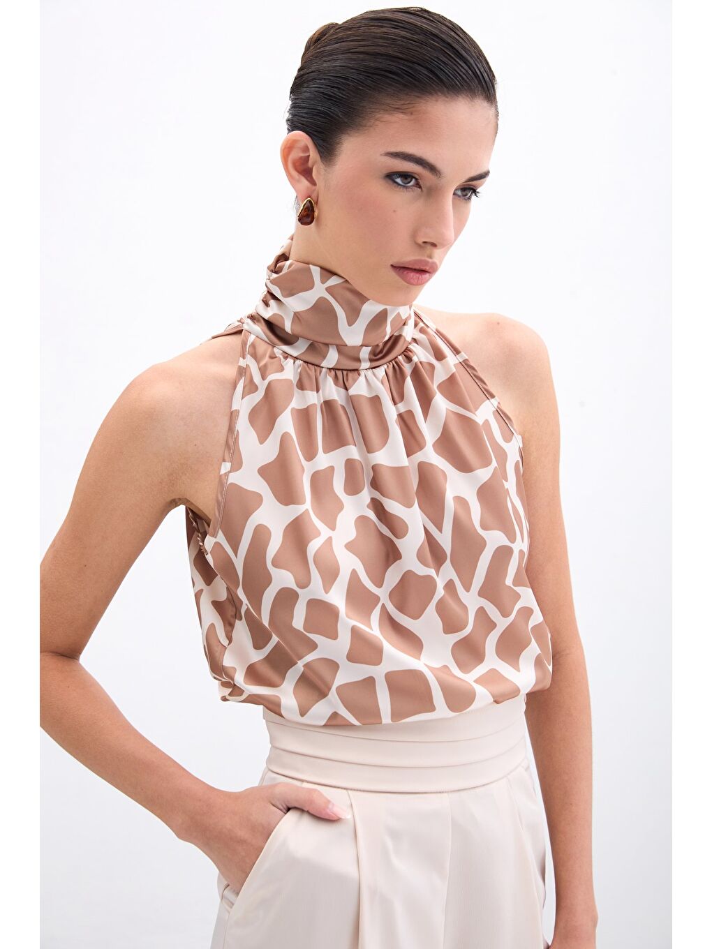 Boğazlı Kolsuz Bluz - Bej-Camel-2