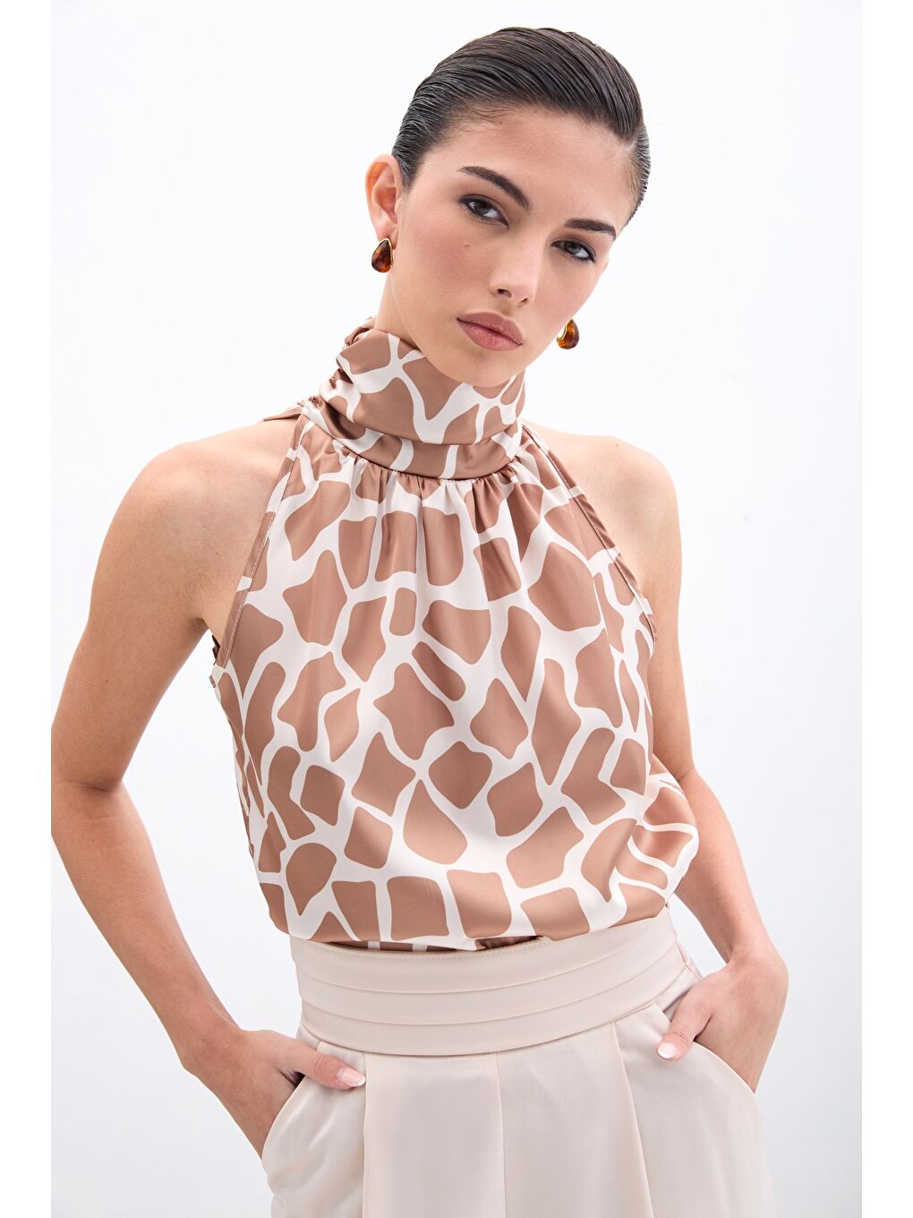 Boğazlı Kolsuz Bluz - Bej-Camel-3