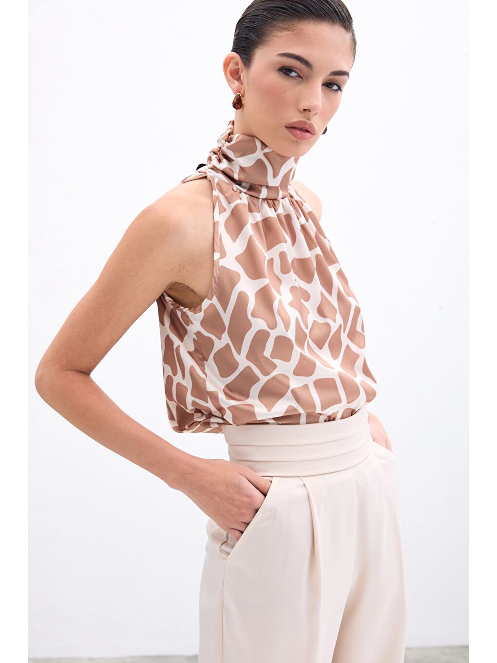 Boğazlı Kolsuz Bluz - Bej-Camel-4