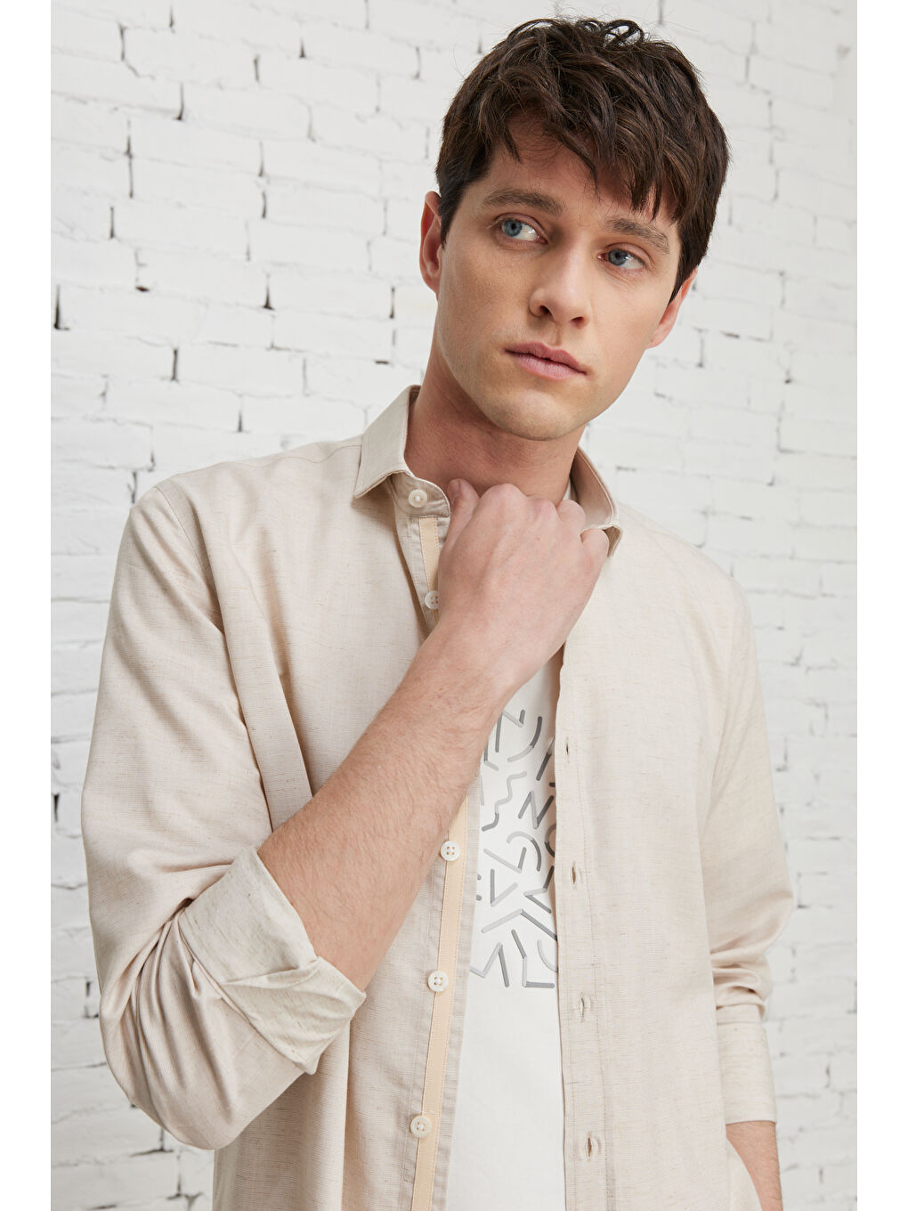 Erkek Bej Slim Fit Dar Kesim Küçük İtalyan Yaka Pamuklu Flamlı Gömlek-3