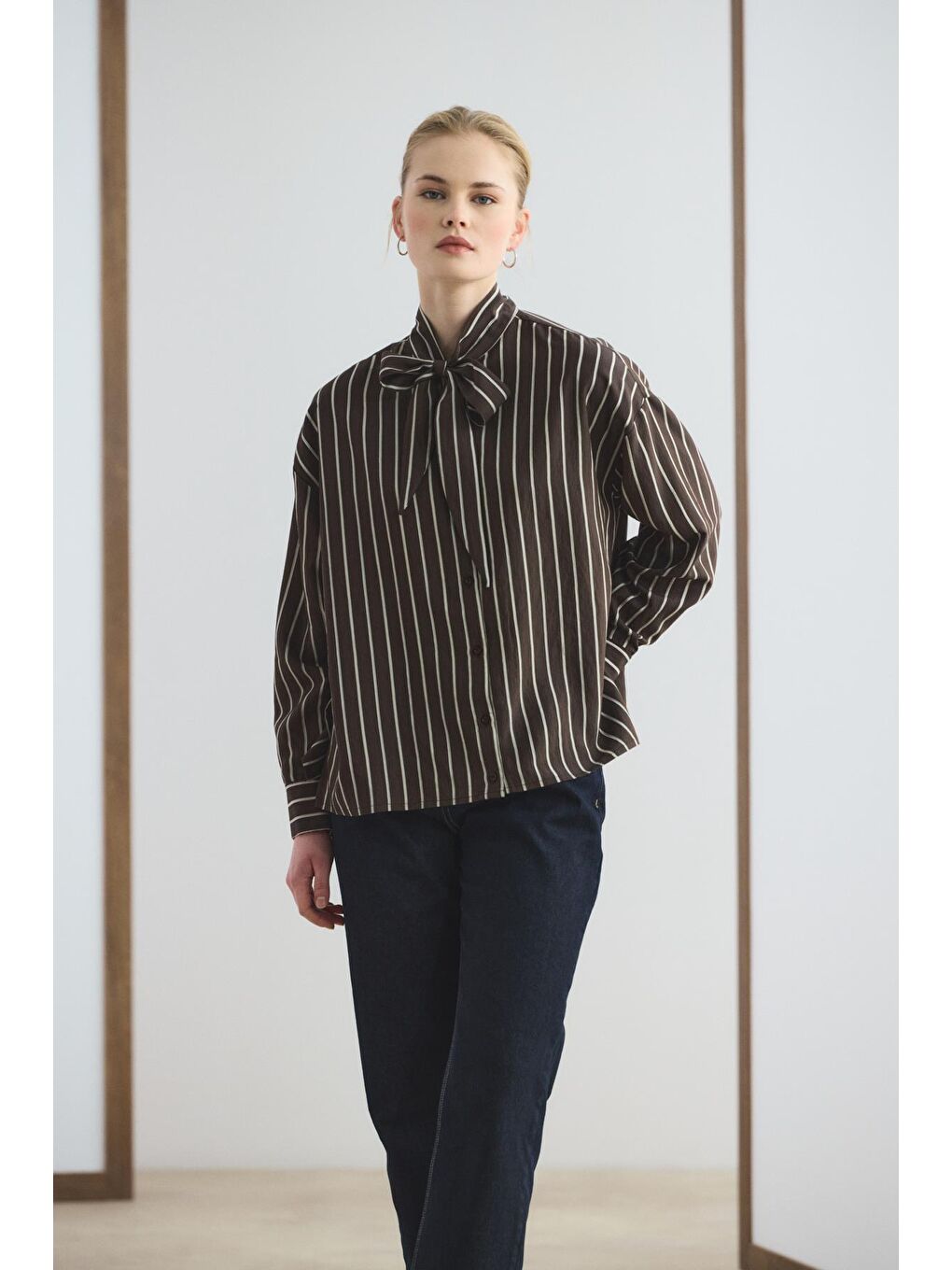 Kahverengi Fularlı Çizgili Gömlek Acı Kahve