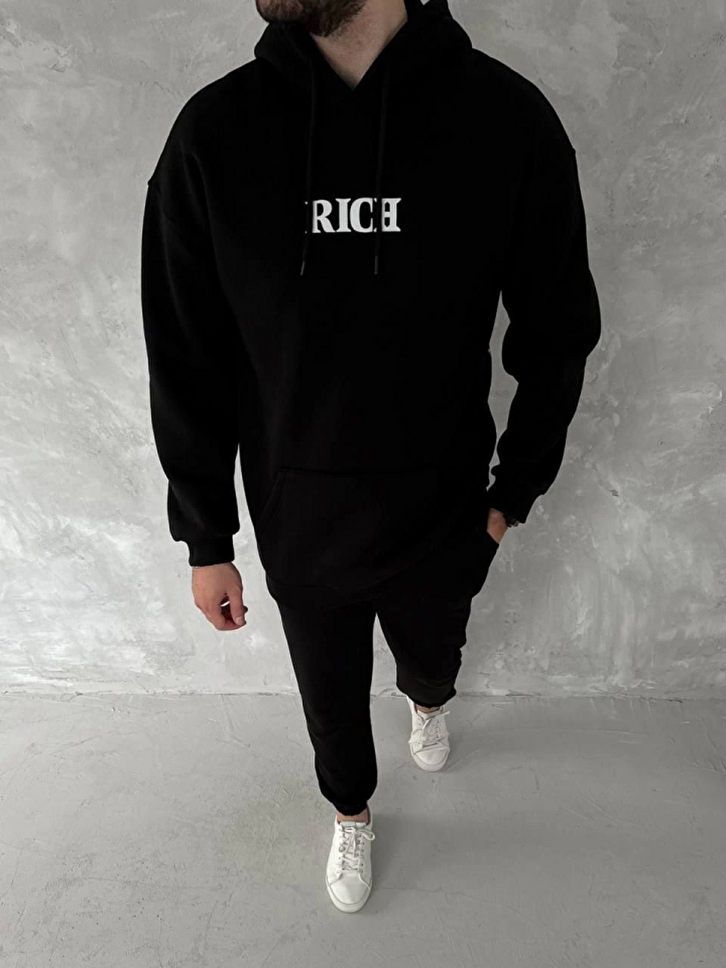 Uzun Kol Kapüşonlu Göğüs Baskılı Sweatshirt - Siyah