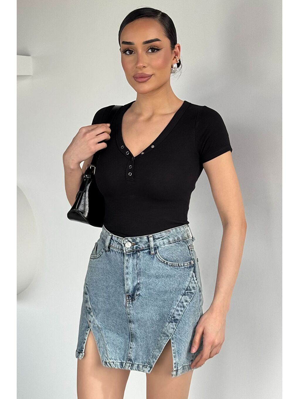 Siyah Kadın V Yaka Ön Çıtçıtlı Elastanlı Bluz