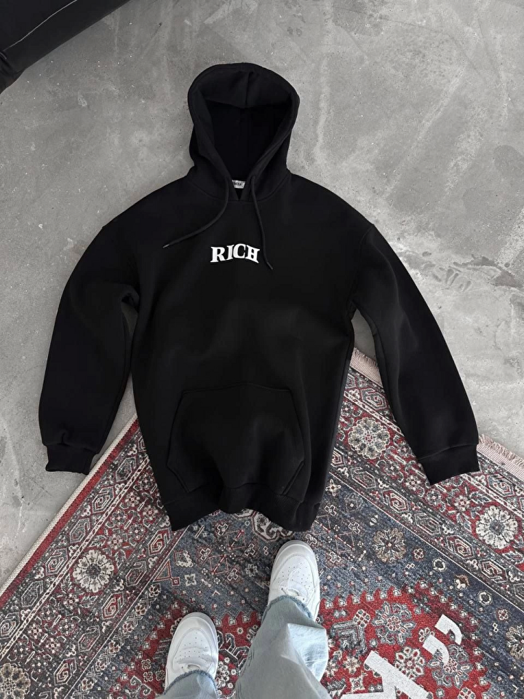 Uzun Kol Kapüşonlu Göğüs Baskılı Sweatshirt - Siyah-1