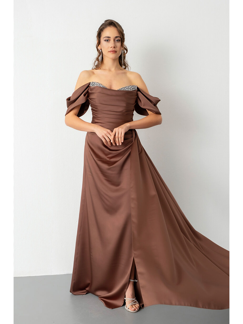 Kadın Kahverengi Kayık Yaka Yırtmaçlı Uzun Saten Abiye Elbise