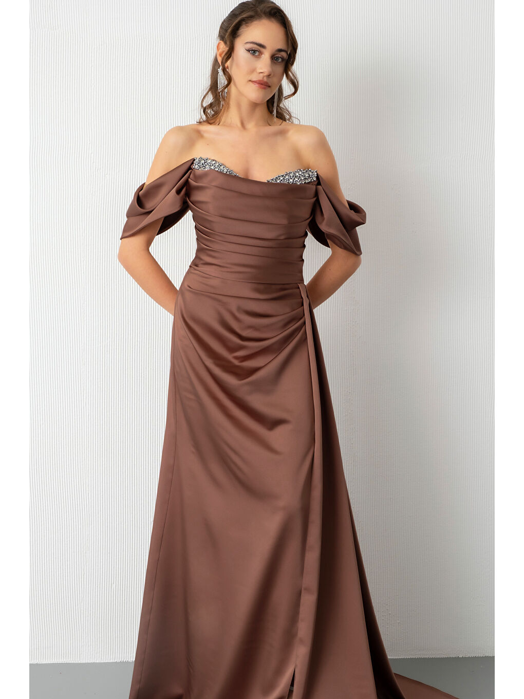 Kadın Kahverengi Kayık Yaka Yırtmaçlı Uzun Saten Abiye Elbise-1
