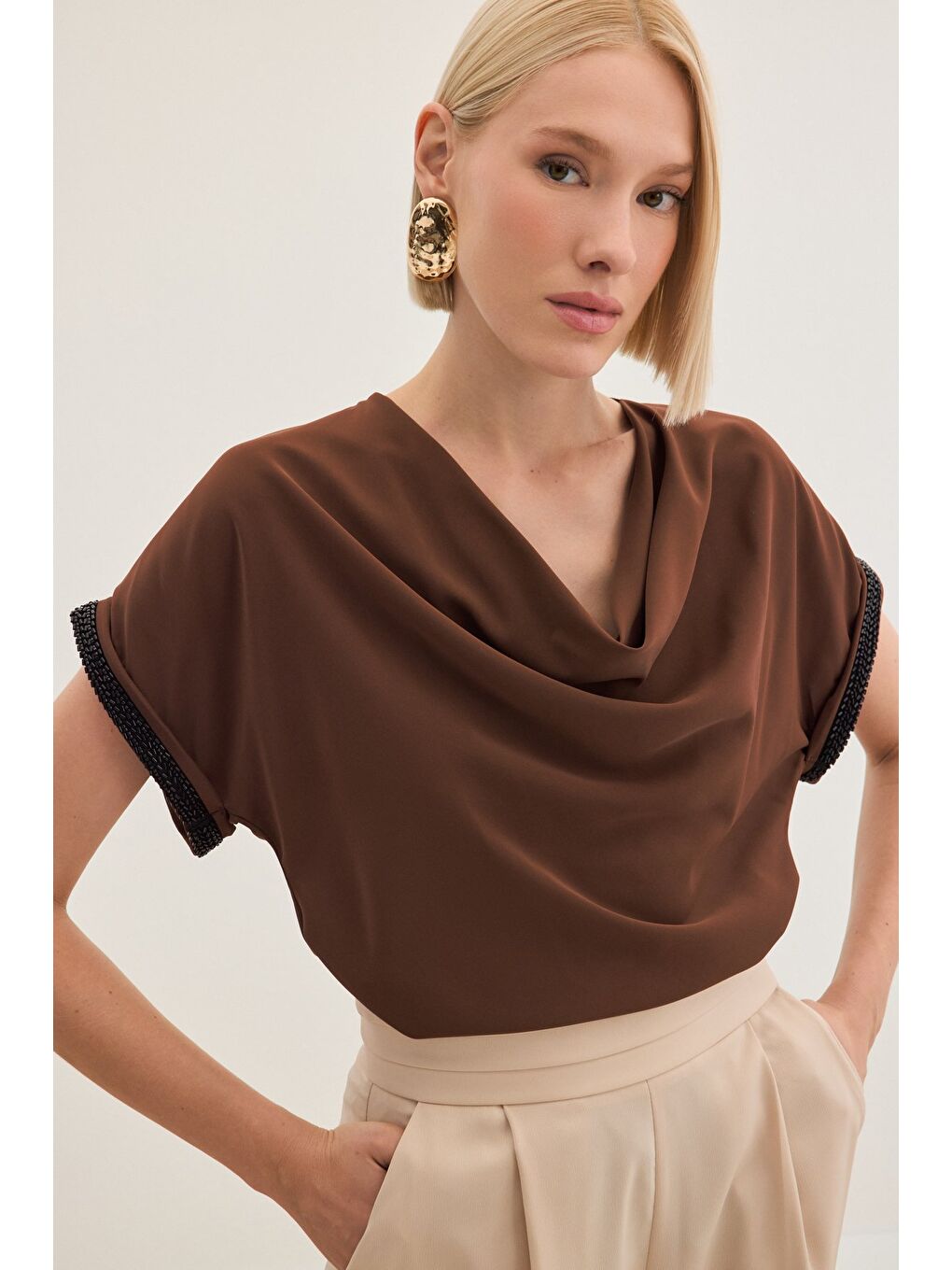Kahverengi Kollar Taş Detaylı Salaş Bluz - Kahve