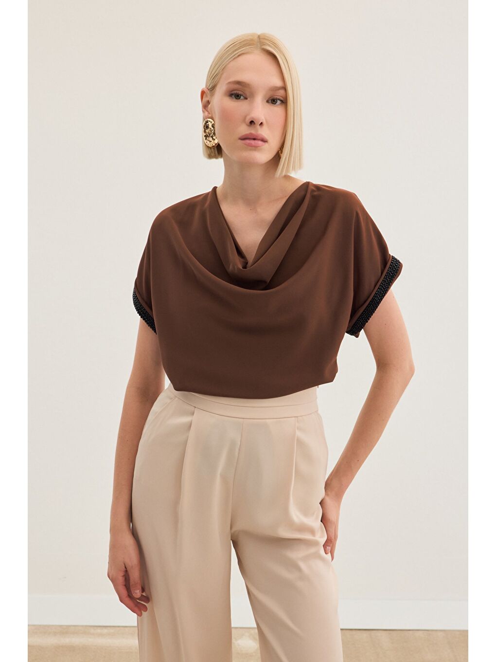 Kahverengi Kollar Taş Detaylı Salaş Bluz - Kahve-1