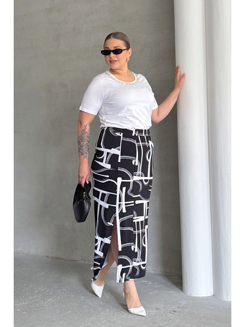 Siyah Büyük Beden Beli Lastikli Soyut Desenli Yırtmaç Detaylı Uzun Etek 98-120-1