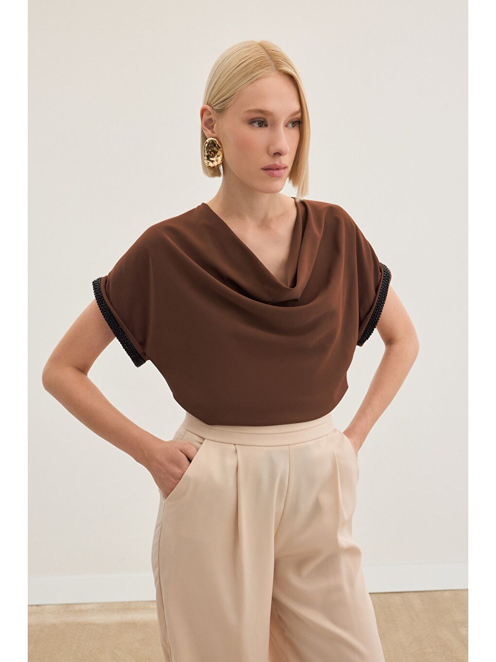 Kahverengi Kollar Taş Detaylı Salaş Bluz - Kahve-2