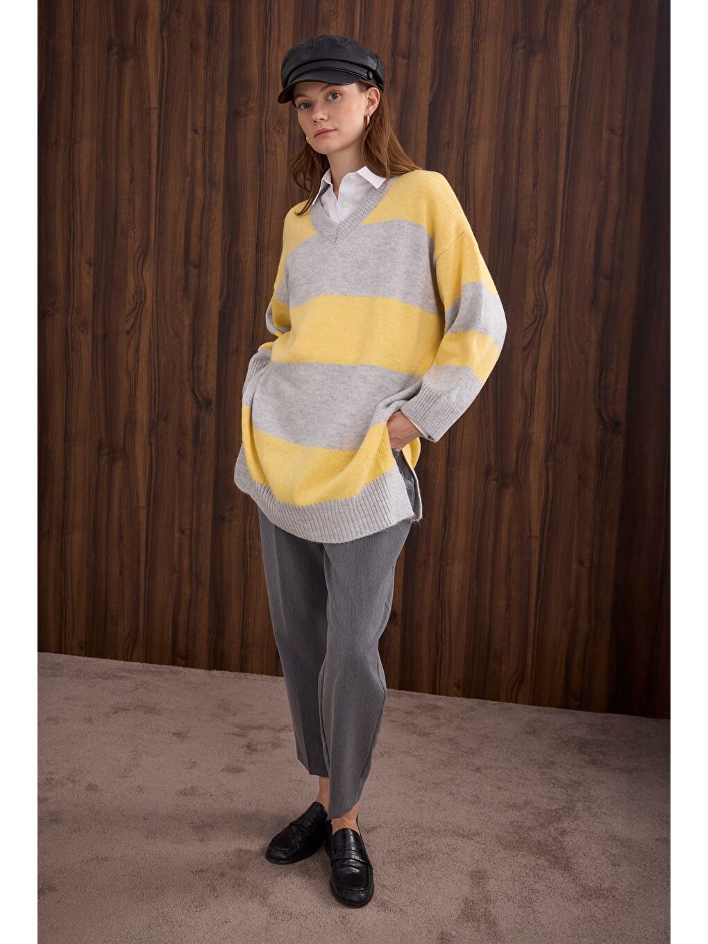 Çizgili V Yaka Kazak Açık Gri-Soft Sarı-1