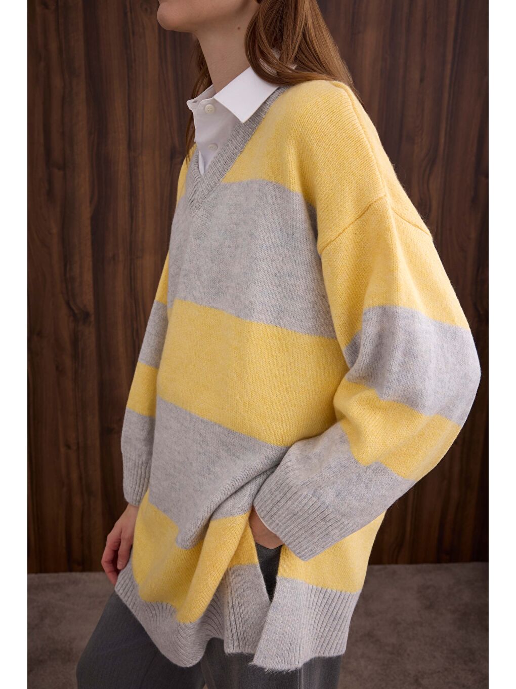 Çizgili V Yaka Kazak Açık Gri-Soft Sarı-2