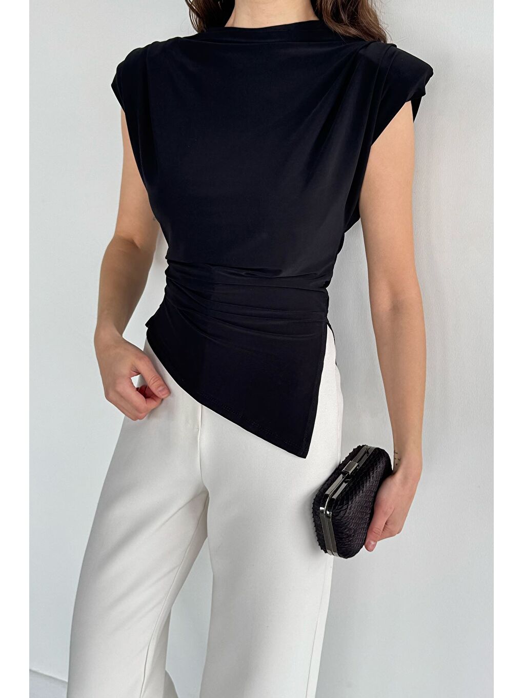 Siyah Kadın Omuz Vatkalı Drapeli Asimetrik Kesim Bluz-1