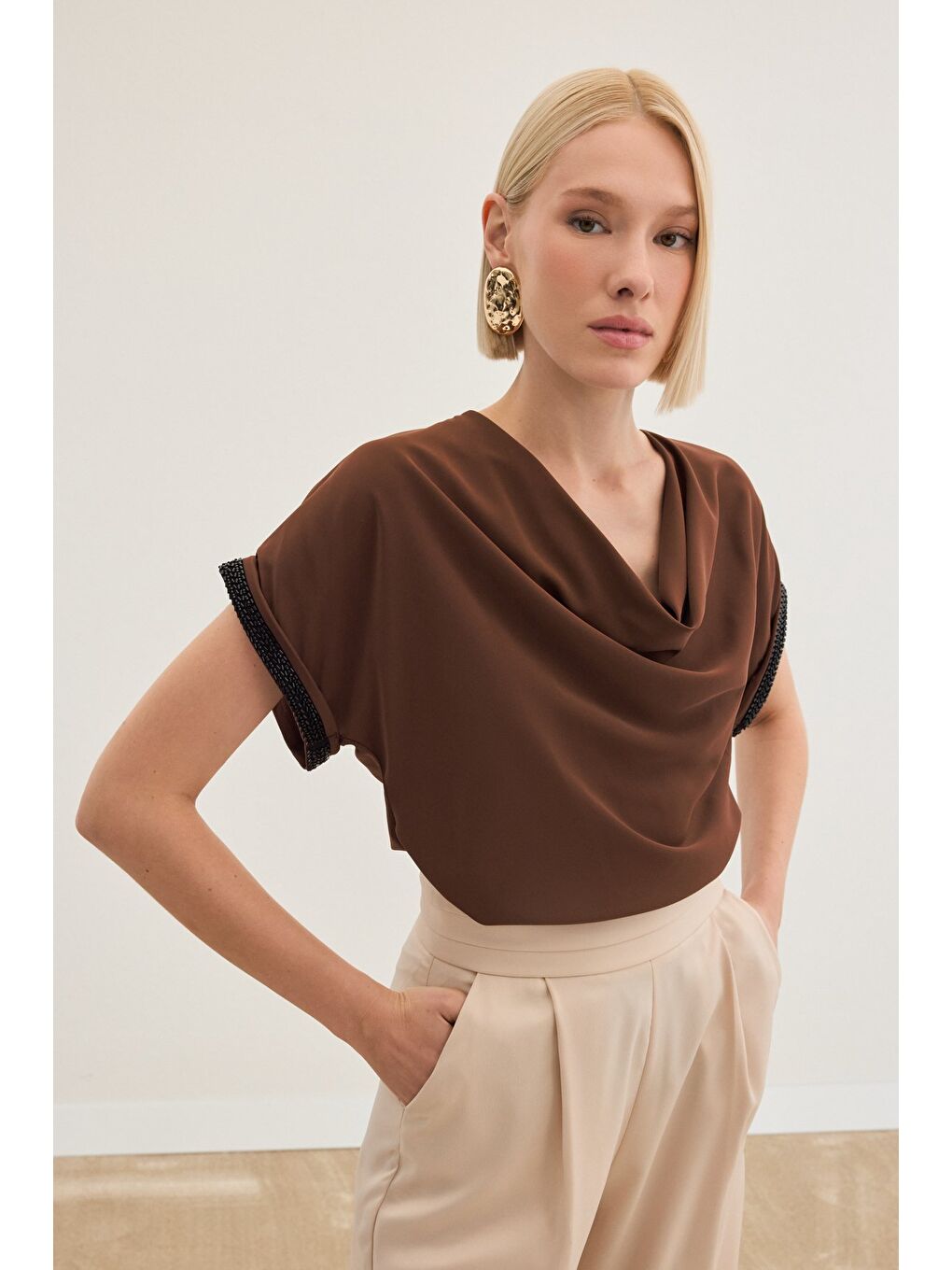 Kahverengi Kollar Taş Detaylı Salaş Bluz - Kahve-3