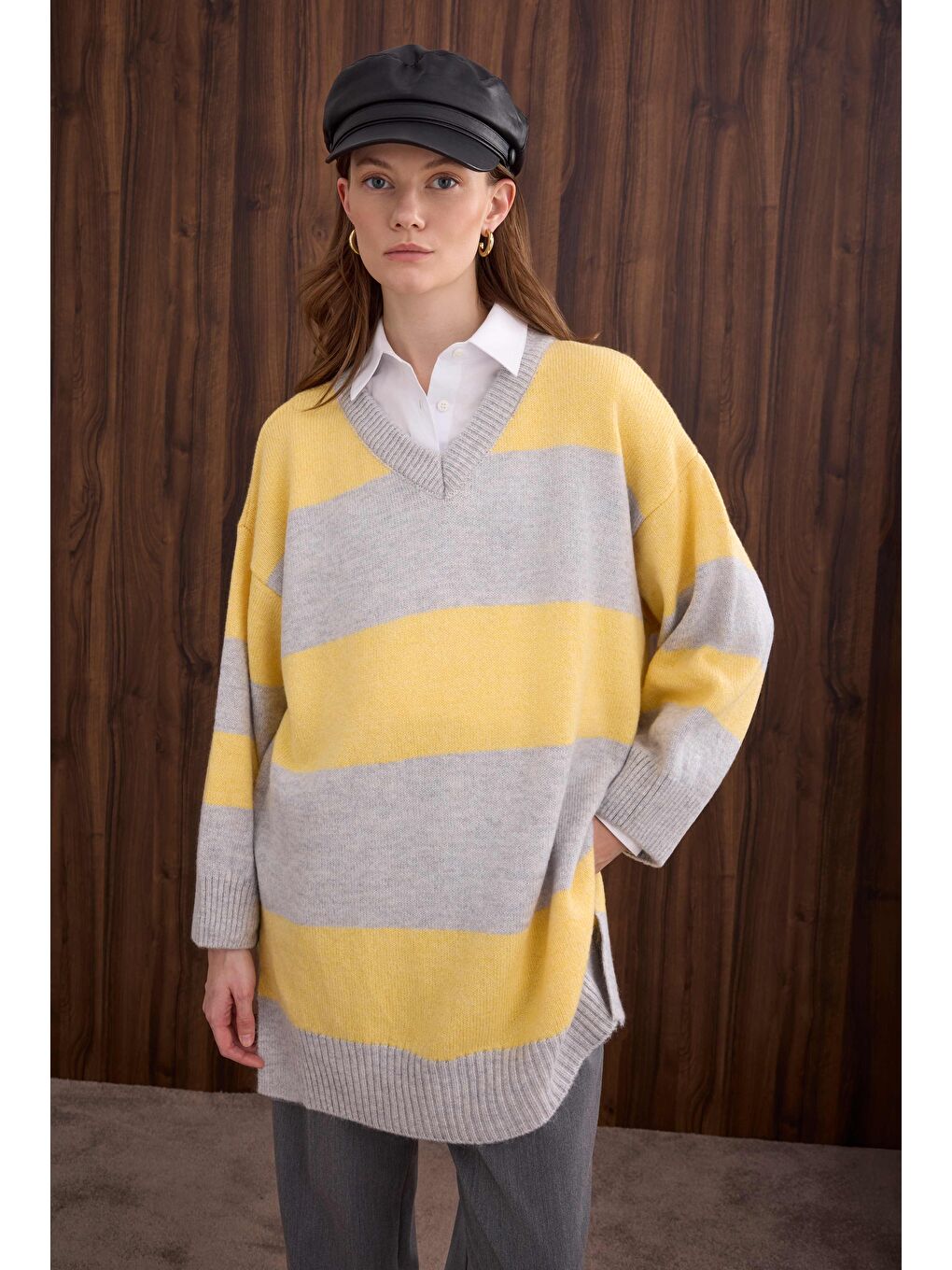 Çizgili V Yaka Kazak Açık Gri-Soft Sarı-3