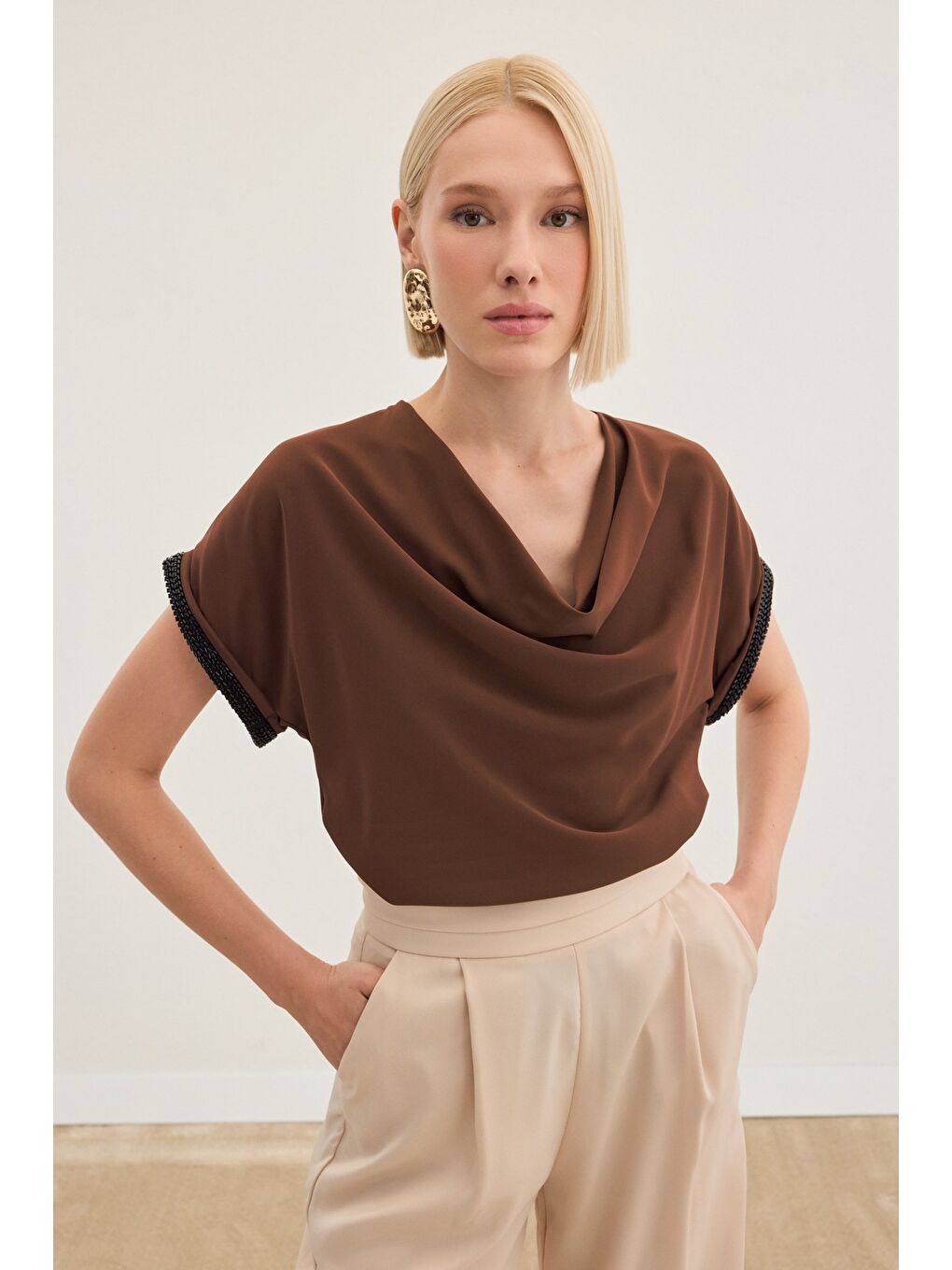 Kahverengi Kollar Taş Detaylı Salaş Bluz - Kahve-4